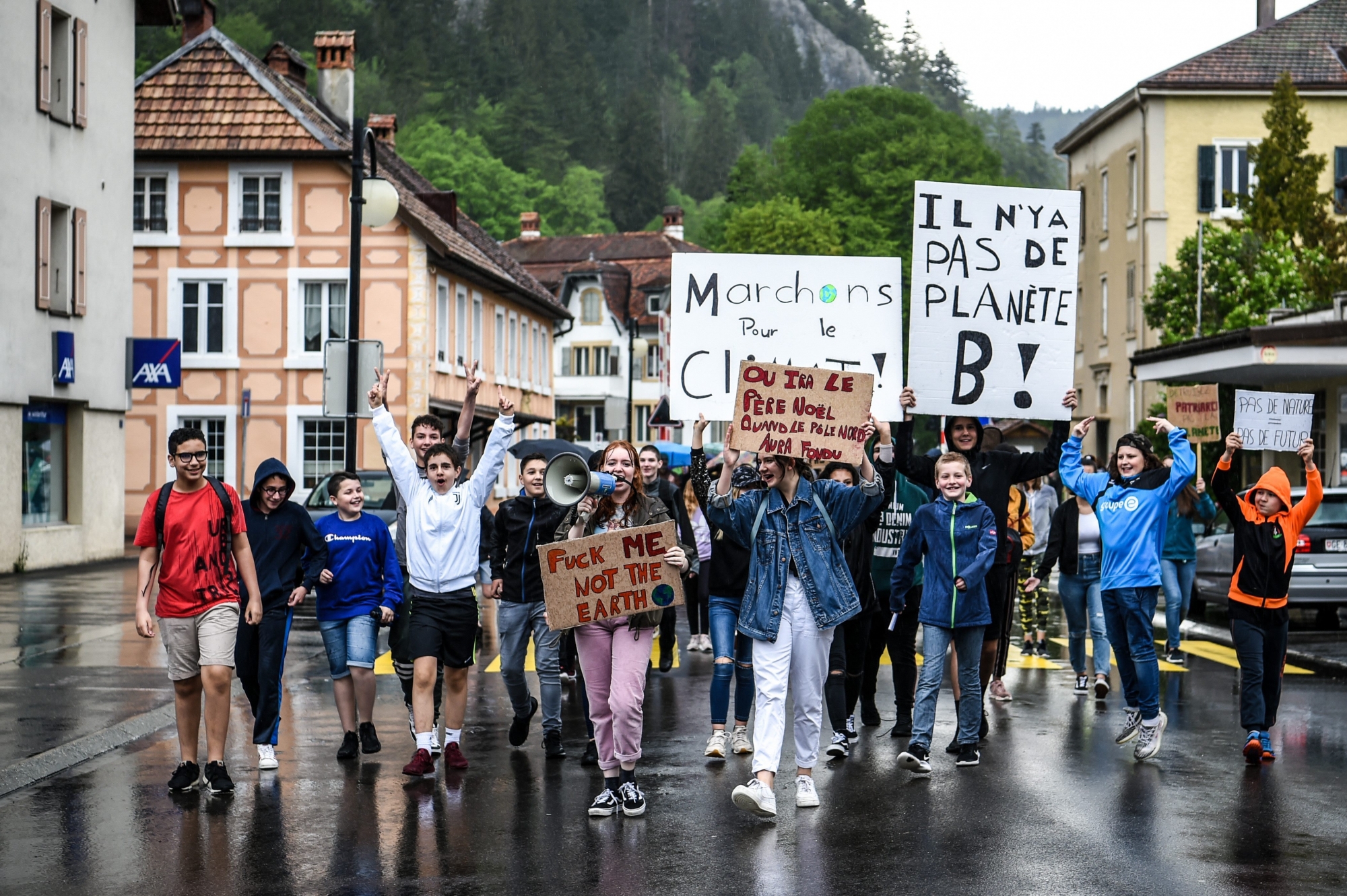 La première marche pour le climat de Fleurier a réuni, sous la pluie, 80 personnes, dont 50 jeunes âgés de 12 à 14 ans.