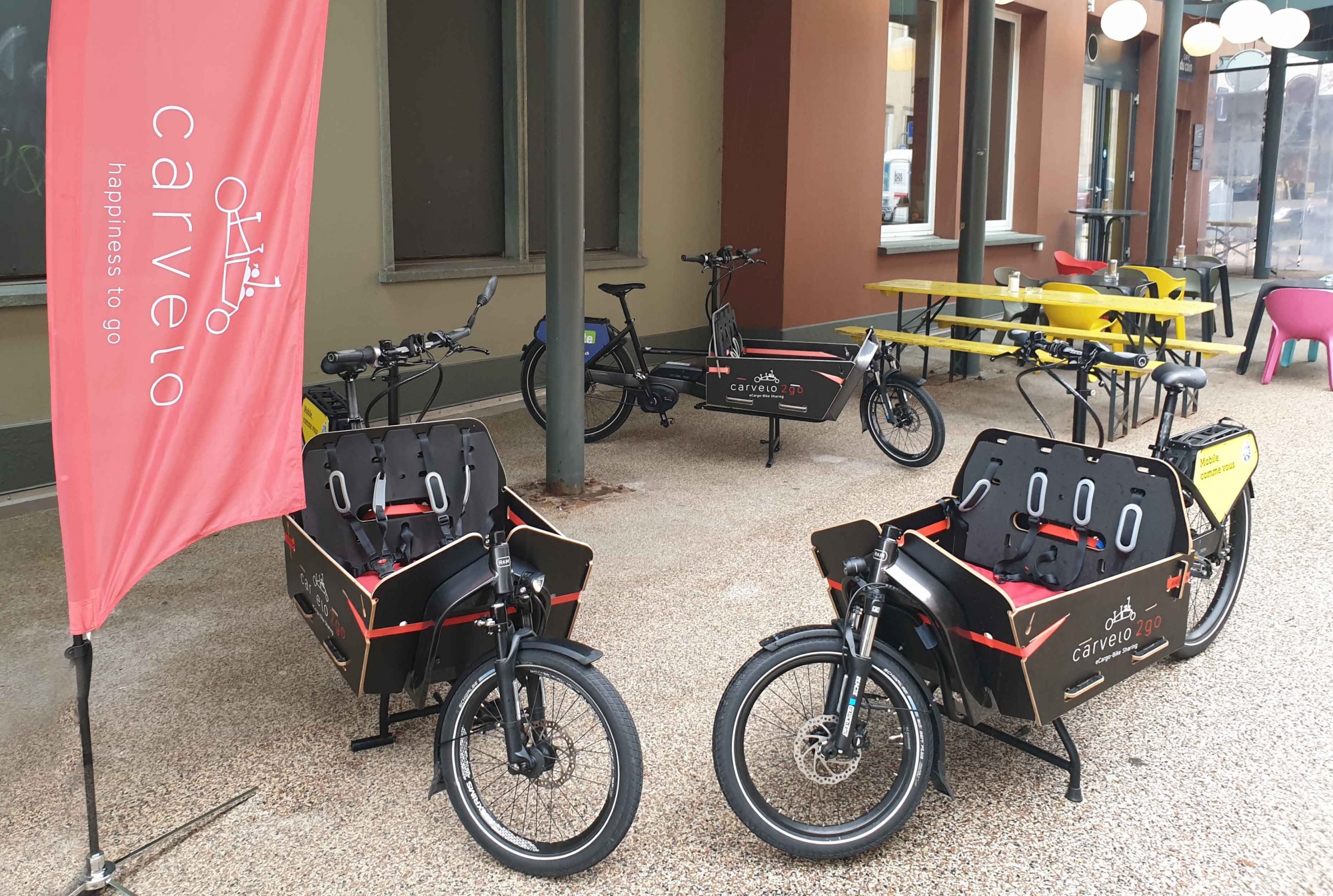 A La Chaux-de-Fonds, les vélos-cargos sont répartis dans trois lieux de dépôt, dont le Café du Coin.