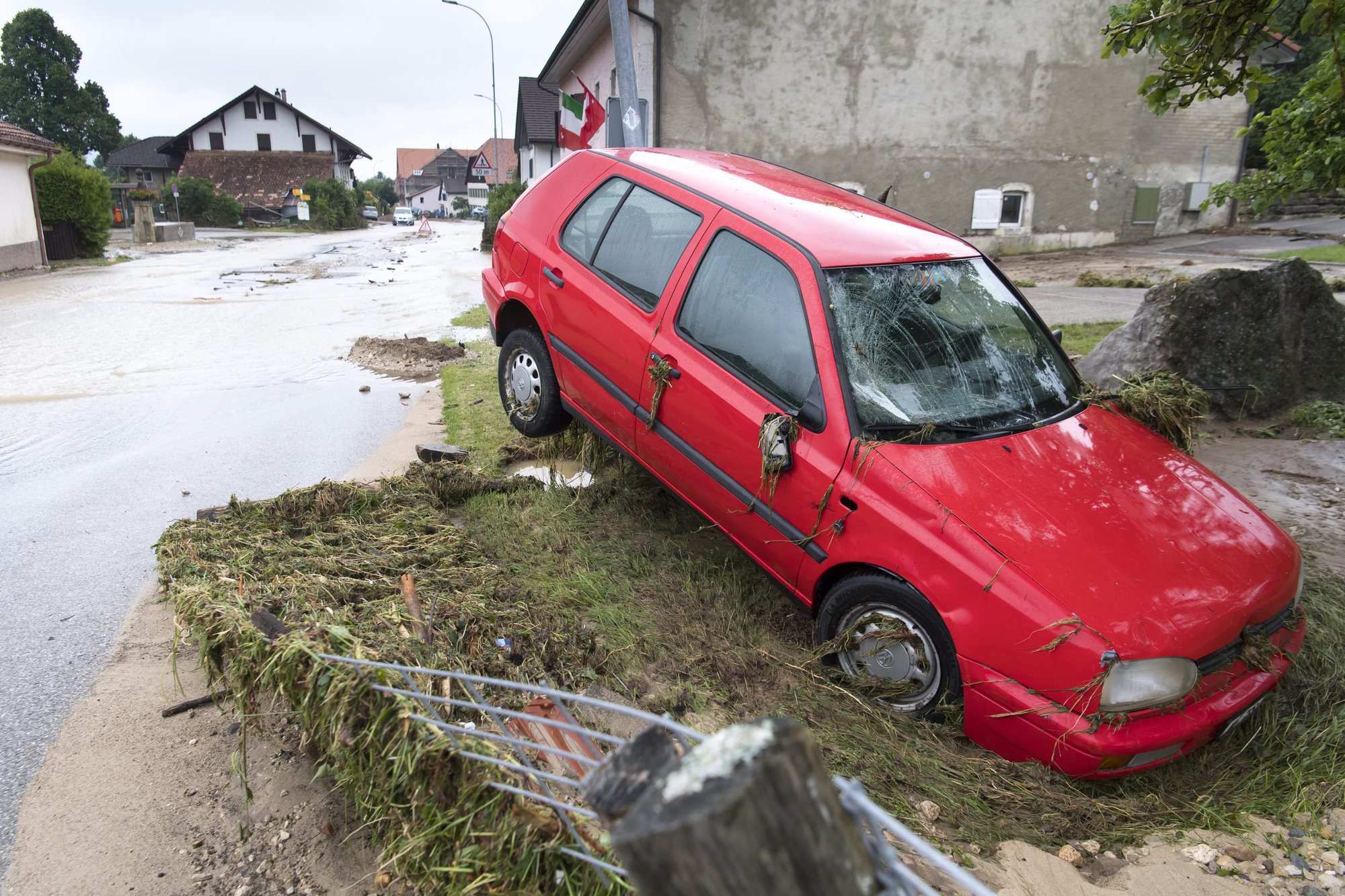 Une carcasse de voiture emportée lors des violents orages survenus dans le Val-de-Ruz.
