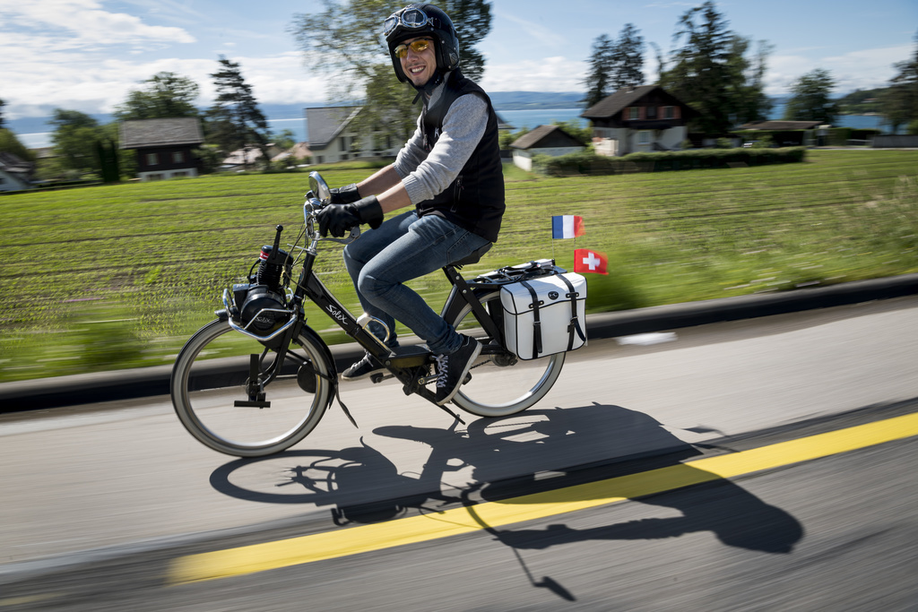 Des fans du Vélosolex se sont lancés samedi dans leur 8e tour du lac Léman.