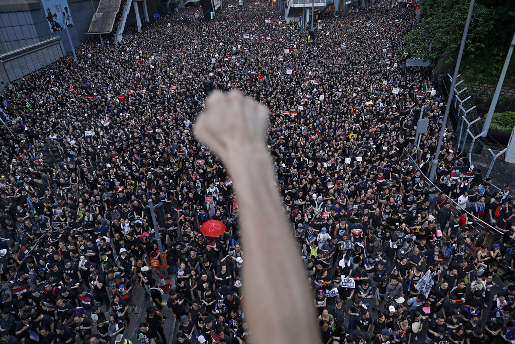Les organisateurs de la manifestation exigent la démission de la cheffe de l'exécutif pro-Pékin de Hong Kong.