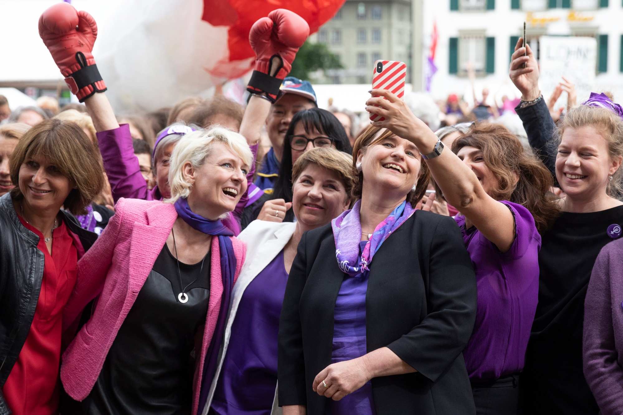 Sibel Arslan, Nationalraetin GP-BS, rechts, macht ein Selfie mit Nationalratspraesidentin Marina Carobbio Guscetti, Bundesraetin Viola Amherd und Nationalraetin Isabelle Moret, von rechts, bei einer Kundgebung zum Frauenstreik auf dem Bundesplatz, am Freitag, 14. Juni 2019 in Bern. (KEYSTONE/Peter Klaunzer) SCHWEIZ FRAUENSTREIK GROSSKUNDGEBUNGEN