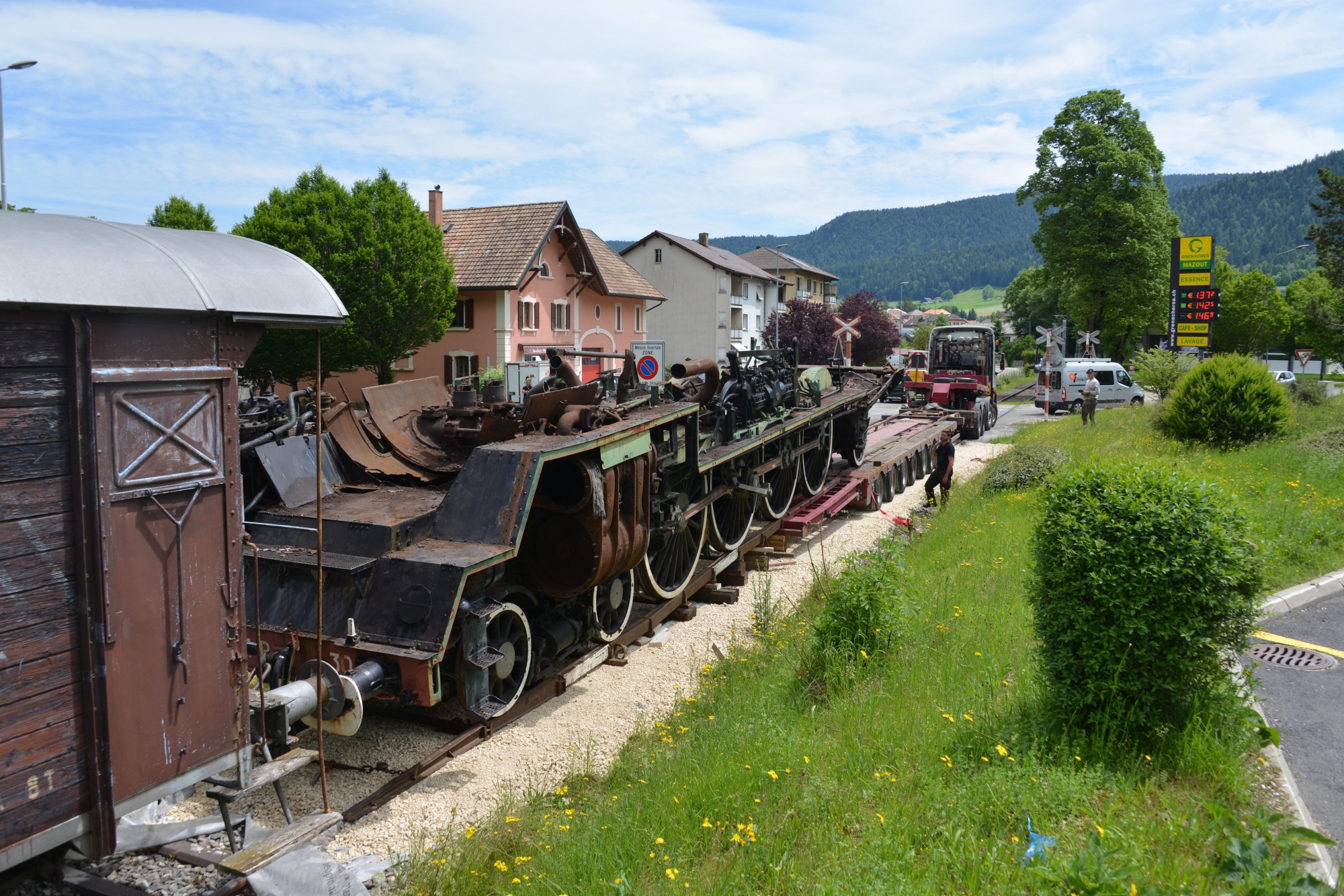 Le châssis de la locomotive à vapeur, en train d'être poussée sur la remorque.