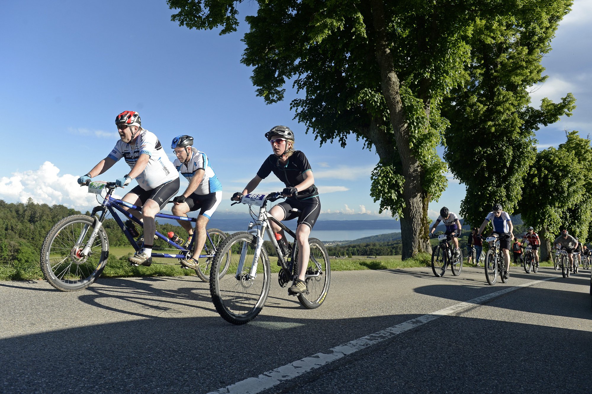 Les participants de la Raiffeisen Trans entameront cette quatrième étape en gravissant la montée des Grattes au-dessus de Rochefort.