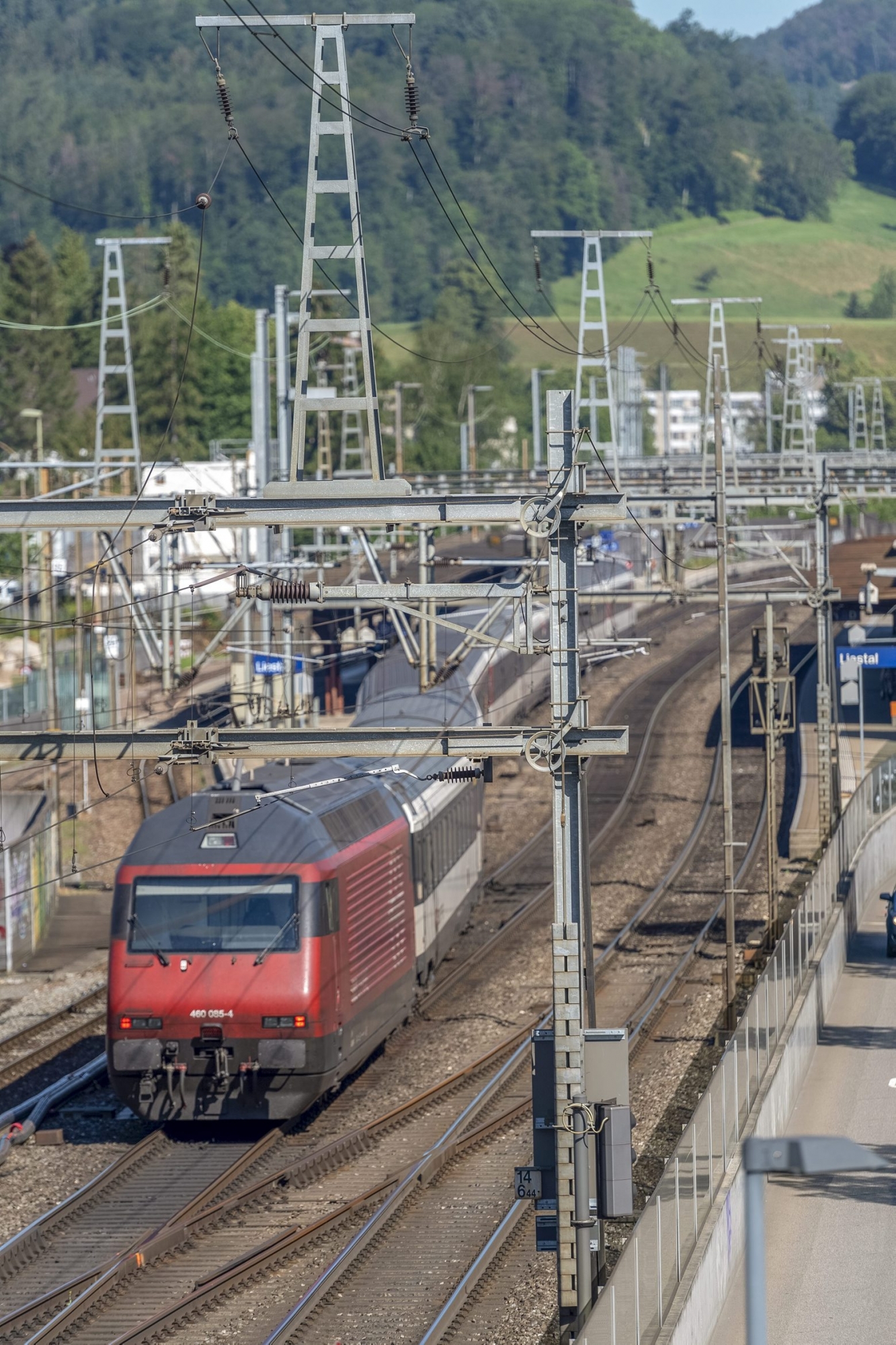 Ein Zug faehrt in den Bahnhof in Liestal, am Montag, 24. Juni 2019. (KEYSTONE/Georgios Kefalas) SCHWEIZ SBB AUSBAU LIESTAL