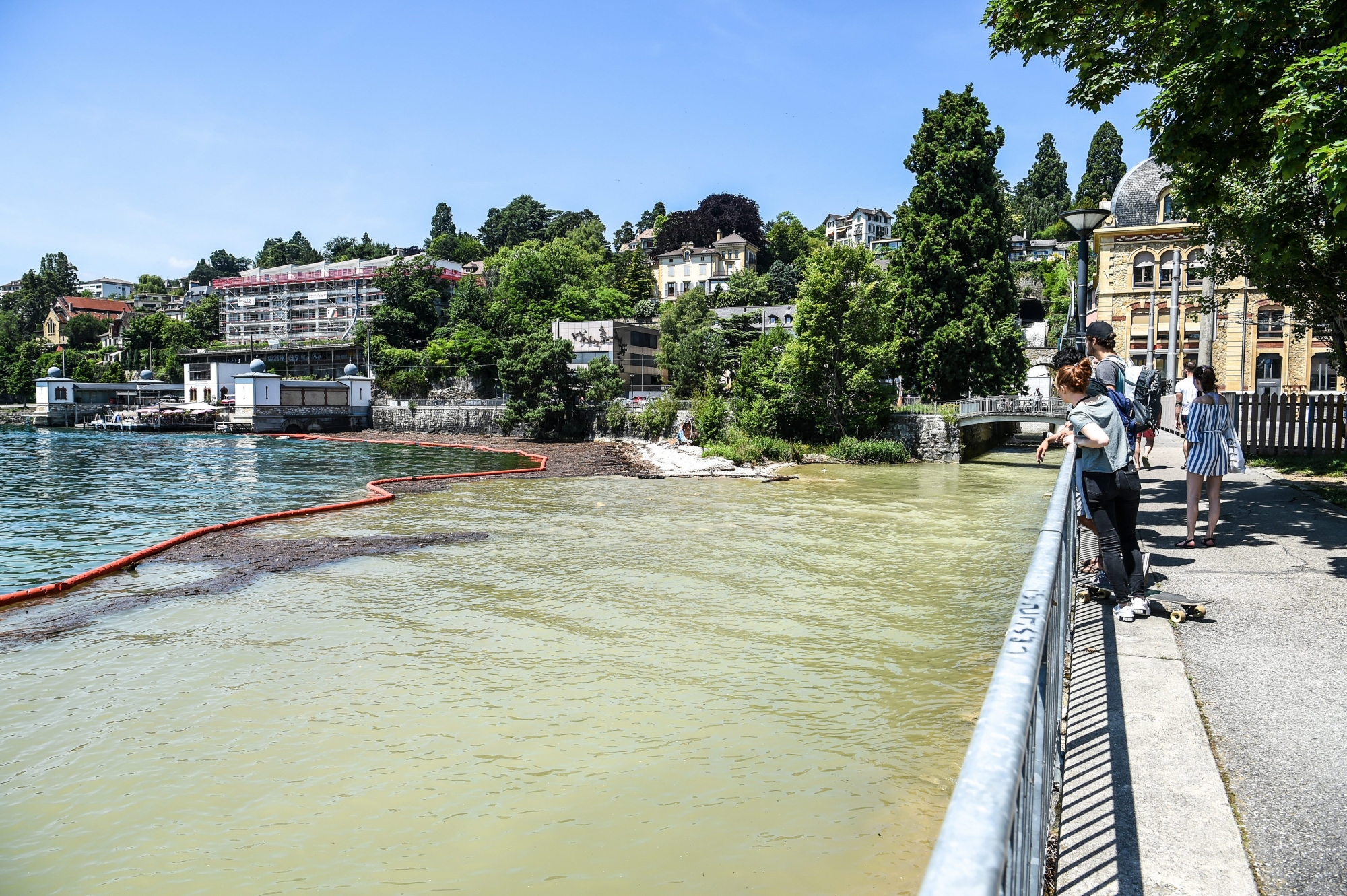 L'embouchure du Seyon dans le lac de Neuchâtel. Après l'orage d'il y a dix jours, le cours d'eau a charrié des quantités impressionnantes de terre et de bois, qu'il a fallu retenir par un barrage flottant.