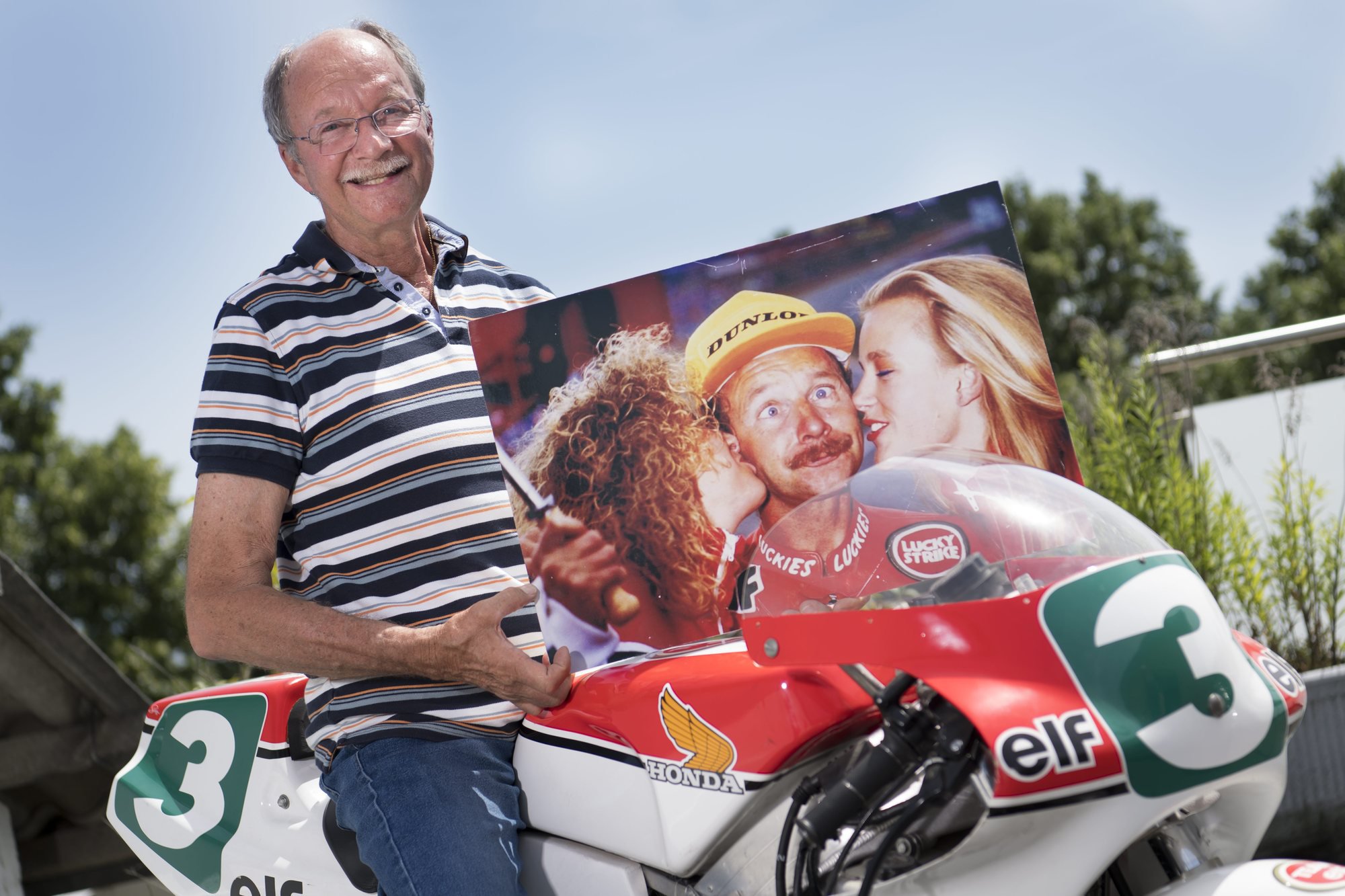 L’ancien pilote moto Jacques Cornu pose avec sa moto 250 cm3 avec laquelle il a gagné son dernier Grand Prix en 1989 et avec une photo de la remise des prix sur le podium à Spa.