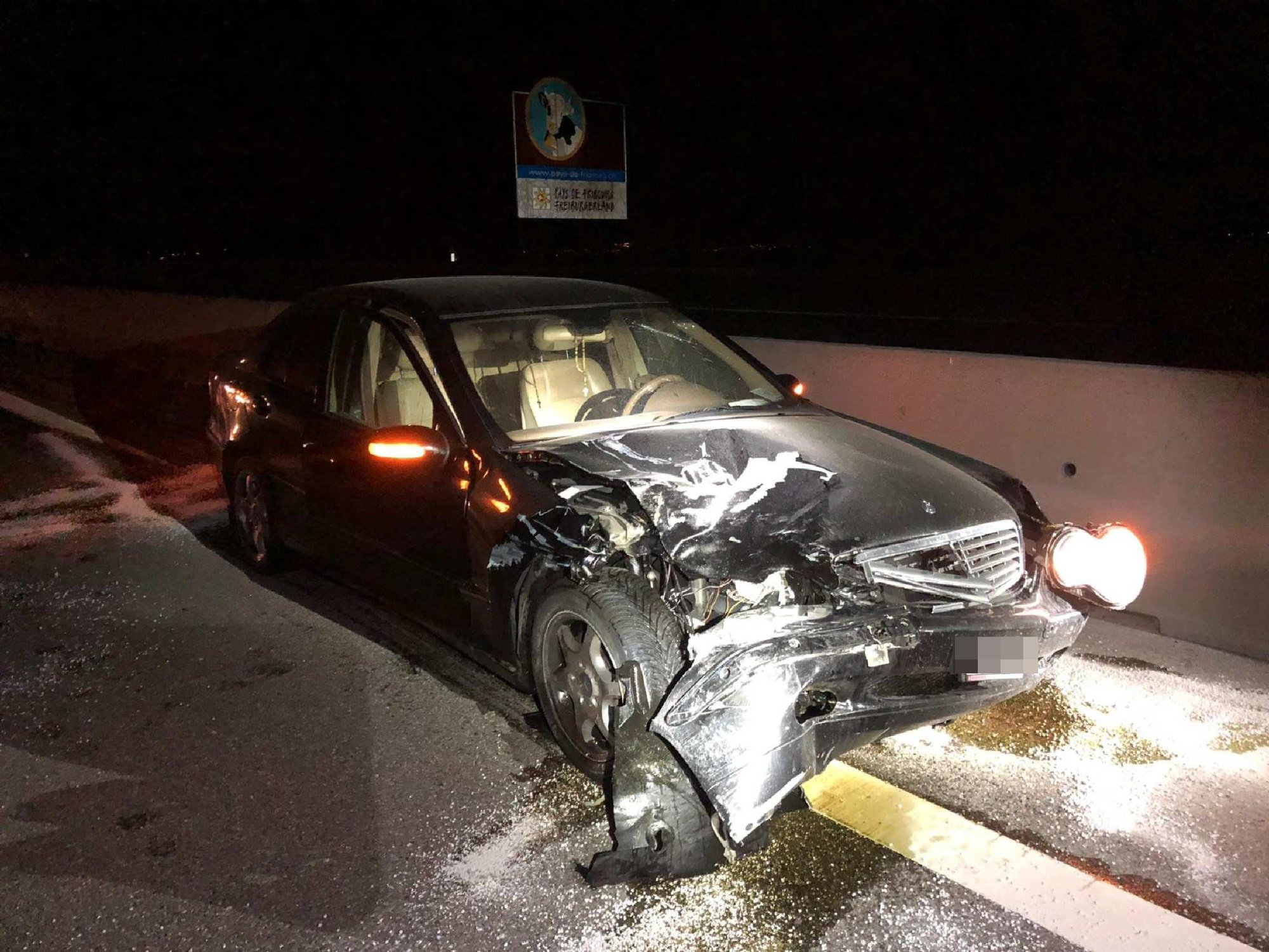 Un accident a fait deux blessés sur l'A1 à Ried b. Kerzers dans la nuit de vendredi à samedi.
