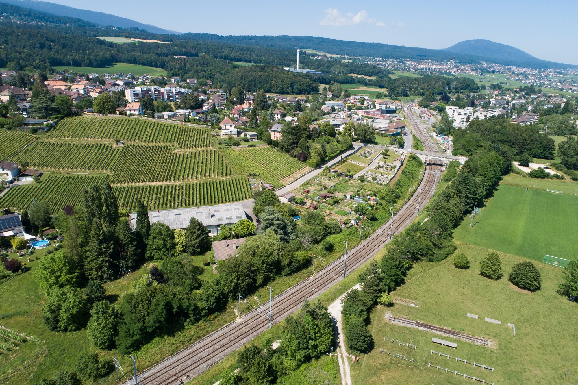 Le projet, qui comprend cinq bâtiments de quatre étages, est prévu sur la parcelle qui accueille aujourd'hui un entrepôt et des arbres (en bas à gauche sur l'image).