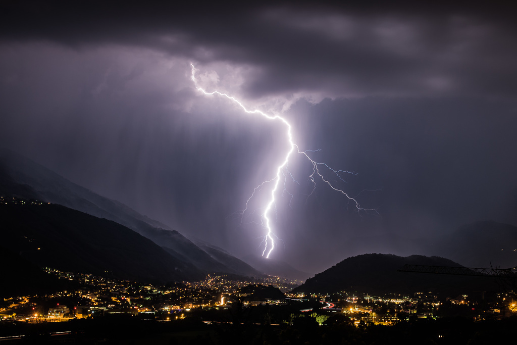 Des éclairs ont illuminé la nuit de lundi à mardi en Suisse, mettant un terme à la canicule. Quelques dégâts sont à déplorer en Suisse orientale. (illustration)