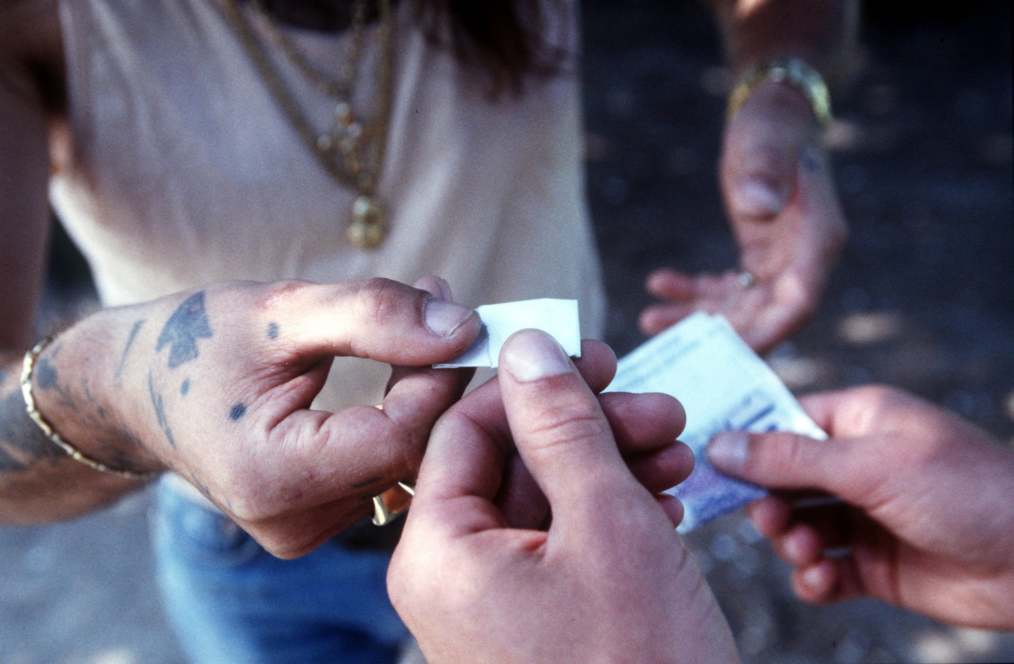 Prétextant une transaction de stupéfiants, le prévenu et ses complices ont convaincu un individu de les rejoindre au terrain de football de Fleurier. Une fois sur place, le calvaire a commencé...