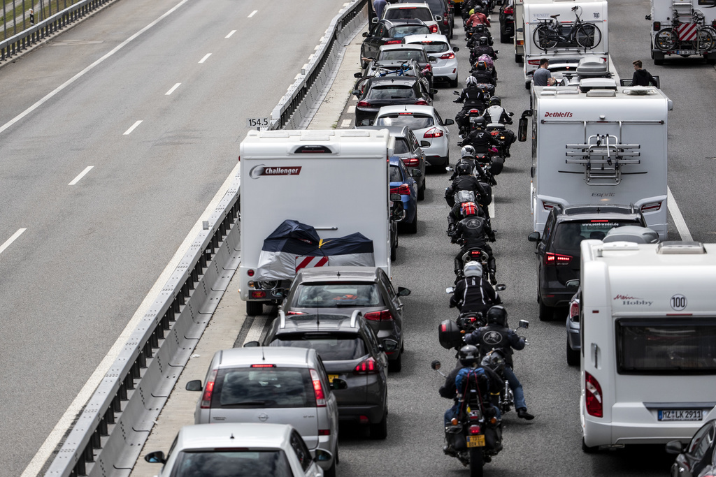 Dimanche après-midi, la file de voitures en partance pour le Sud a atteint sept kilomètres. Selon Viasuisse, peu avant 17h00, le bouchon était encore de 4 kilomètres, ce qui correspond à un temps d'attente d'environ 40 minutes.