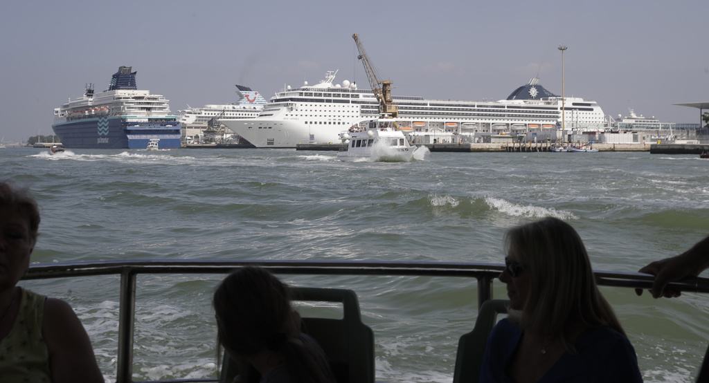 Des paquebots géants passent chaque jour dans la célèbre lagune.