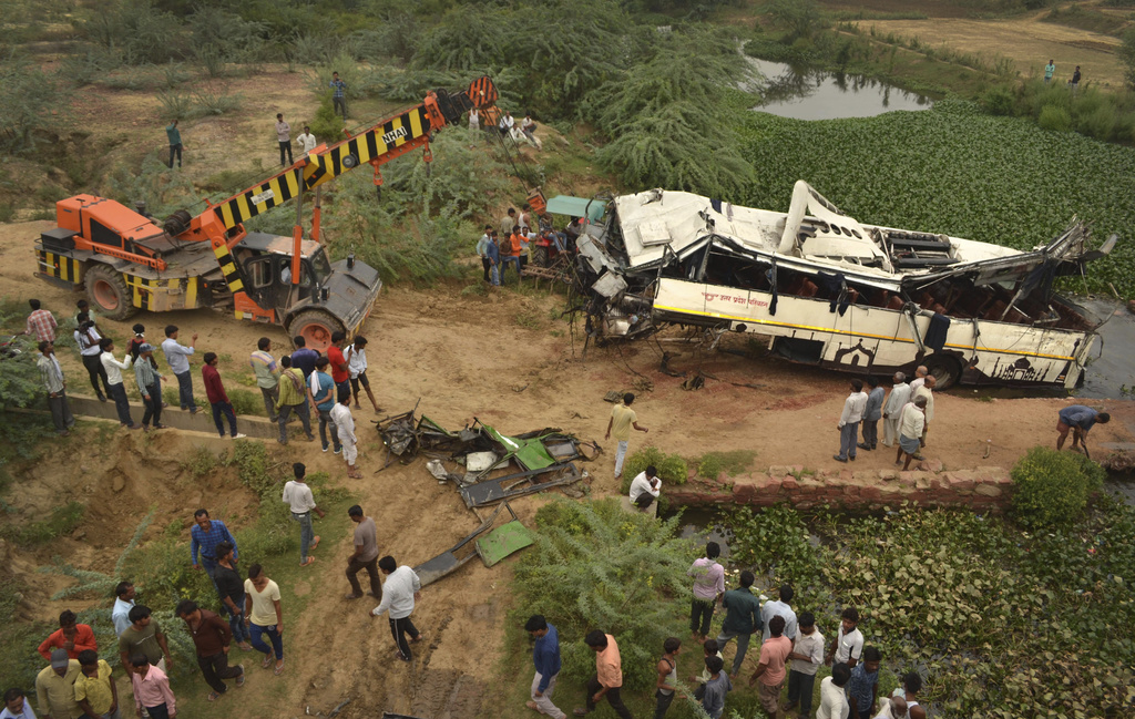 Au moins 29 personnes ont été tuées et 18 blessées dans l'accident d'un autocar dans le nord de l'Inde.