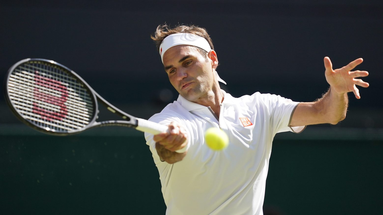 epa07694847 Roger Federer of Switzerland returns to Jay Clarke of Britain in their second round match during the Wimbledon Championships at the All England Lawn Tennis Club, in London, Britain, 04 July 2019. EPA/WILL OLIVER EDITORIAL USE ONLY/NO COMMERCIAL SALES BRITAIN TENNIS WIMBLEDON 2019 GRAND SLAM