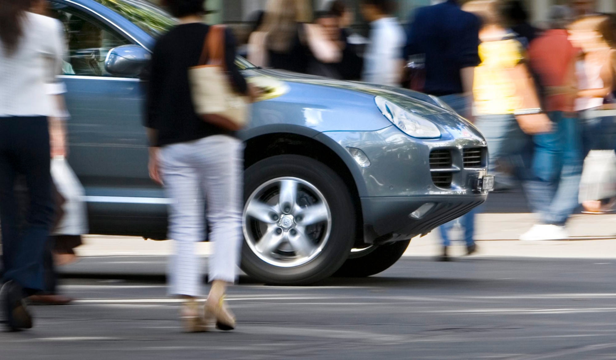 THEMENBILD --- Ein Porsche Cayenne steht auf einer Kreuzung an der Bahnhofstrasse in Zuerich am 23. August 2006. Um die Luftqualitaet in Schweizer Staedten zu verbessern, sollten stark verschmutzende Fahrzeuge aus belasteten Gebieten verbannt oder mit einer Gebuehr belegt werden: Diesen Vorschlag machte der VCS am Mittwoch, 28. November 2007, an einer Medienkonferenz in Bern. Die Luftverschmutzung sei besonders in den Staedten und entlang von stark befahrenen Strassen ausgepraegt, stellte der Verkehrs-Club fest. Einige europaeische Staedte seien bereits dazu uebergegangen, die schaedlichsten Fahrzeuge in solchen belasteten Zonen zu verbieten oder mit einer Gebuehr zu belegen. (KEYSTONE/Gaetan Bally) SCHWEIZ VCS LUFTQUALITAET UMWELTZONEN