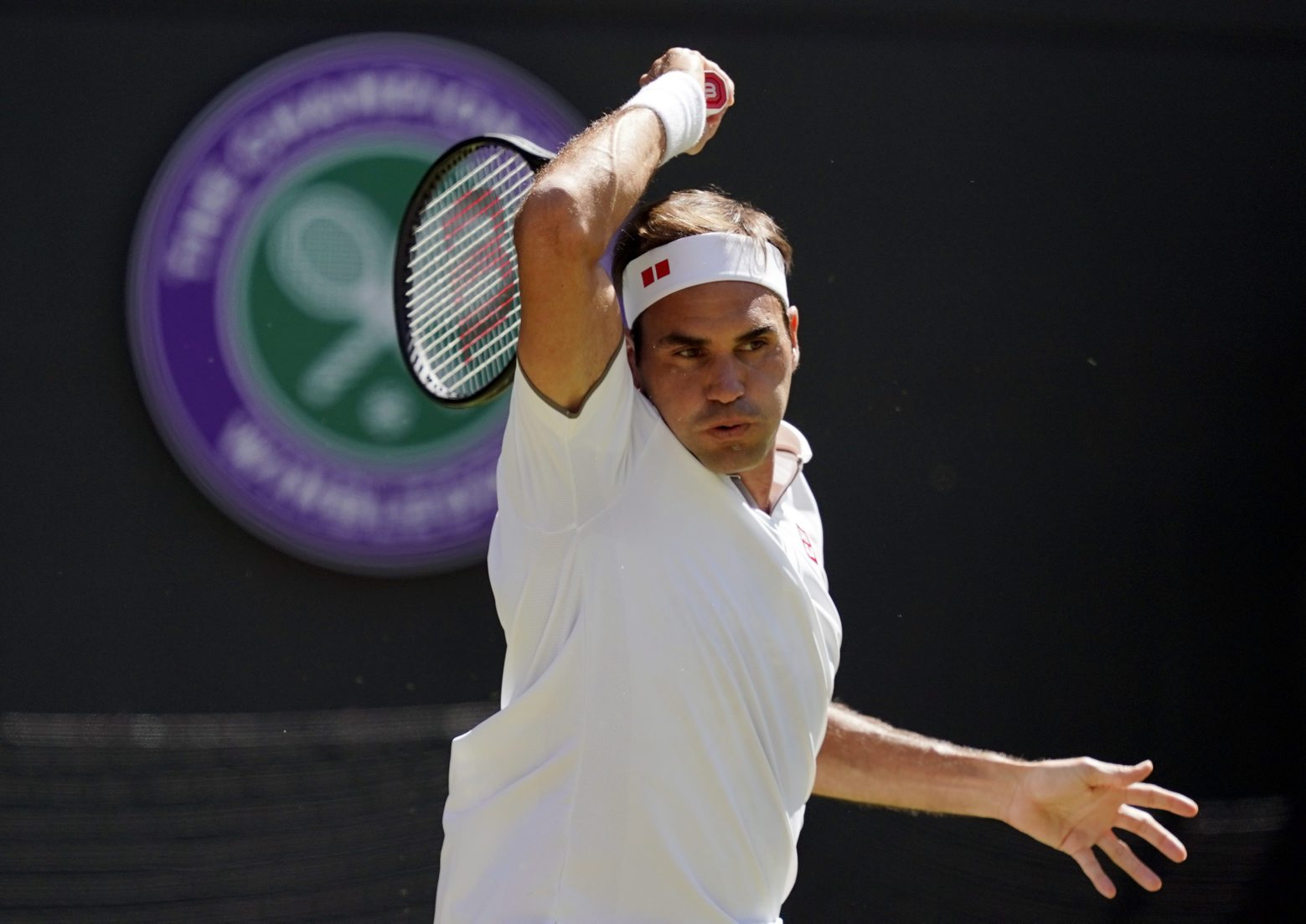 epa07694791 Roger Federer of Switzerland returns to Jay Clarke of Britain in their second round match during the Wimbledon Championships at the All England Lawn Tennis Club, in London, Britain, 04 July 2019. EPA/WILL OLIVER EDITORIAL USE ONLY/NO COMMERCIAL SALES BRITAIN TENNIS WIMBLEDON 2019 GRAND SLAM
