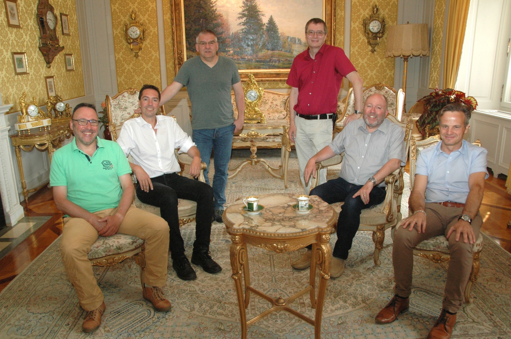 La photo officielle montre Miguel Perez, Cédric Dupraz, Denis de la Reussille, Jean-Paul Wettstein, Claude Dubois et le chancelier Patrick Martinelli au Château des Monts.