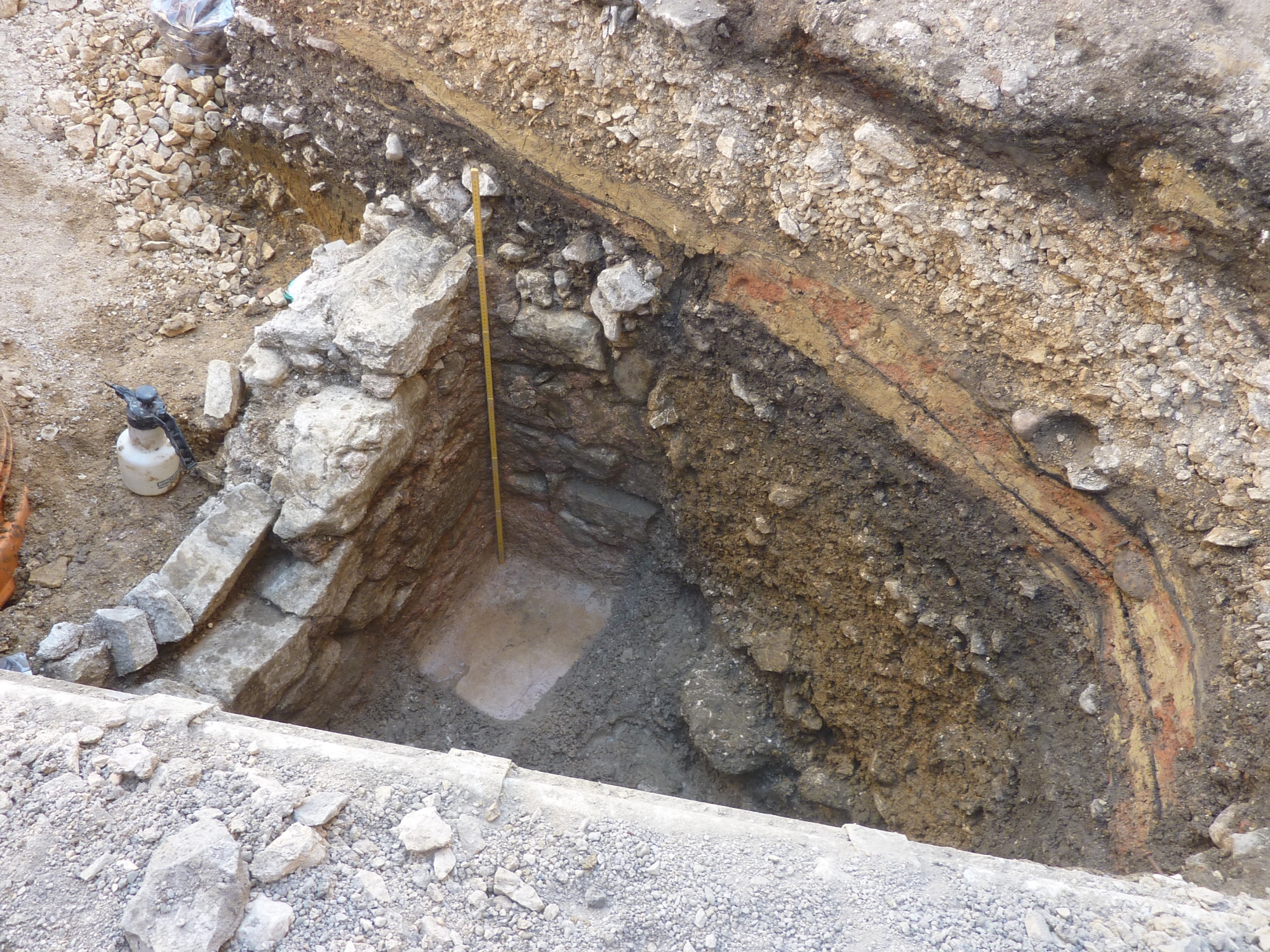 Un bassin d'Epoque romaine en cours de dégagement lors des fouilles.