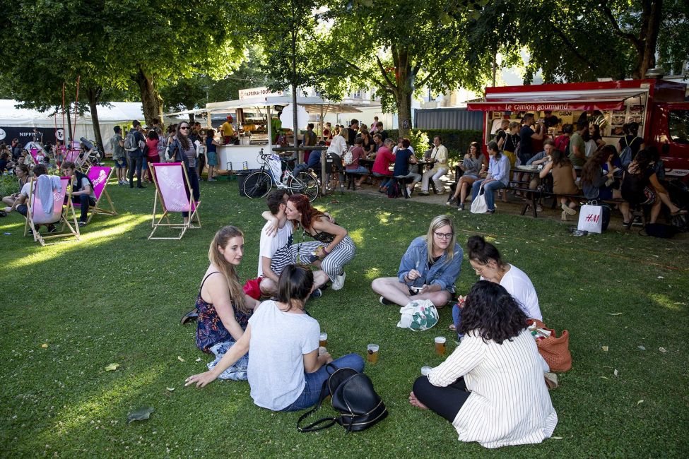 Samedi au Nifff, il faisait bon prendre l'apéro au jardin Anglais.