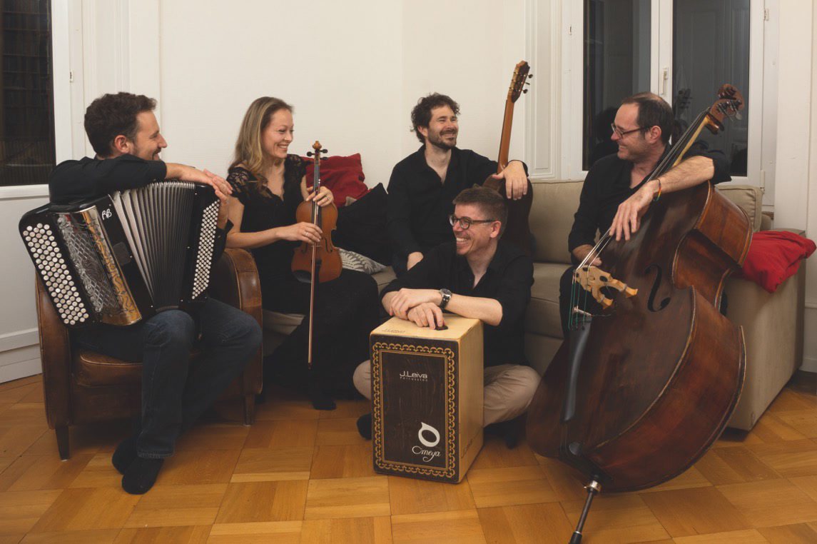 A l’origine de Primo Tempo, le guitariste vaudruzien Michel Faragalli, à la guitare (au centre assis), accompagné des musiciens, (de gauche à droite) Marc-Antoine-Strahm, Petra Onderufova, François Clavel et Pierre Kuthan.
