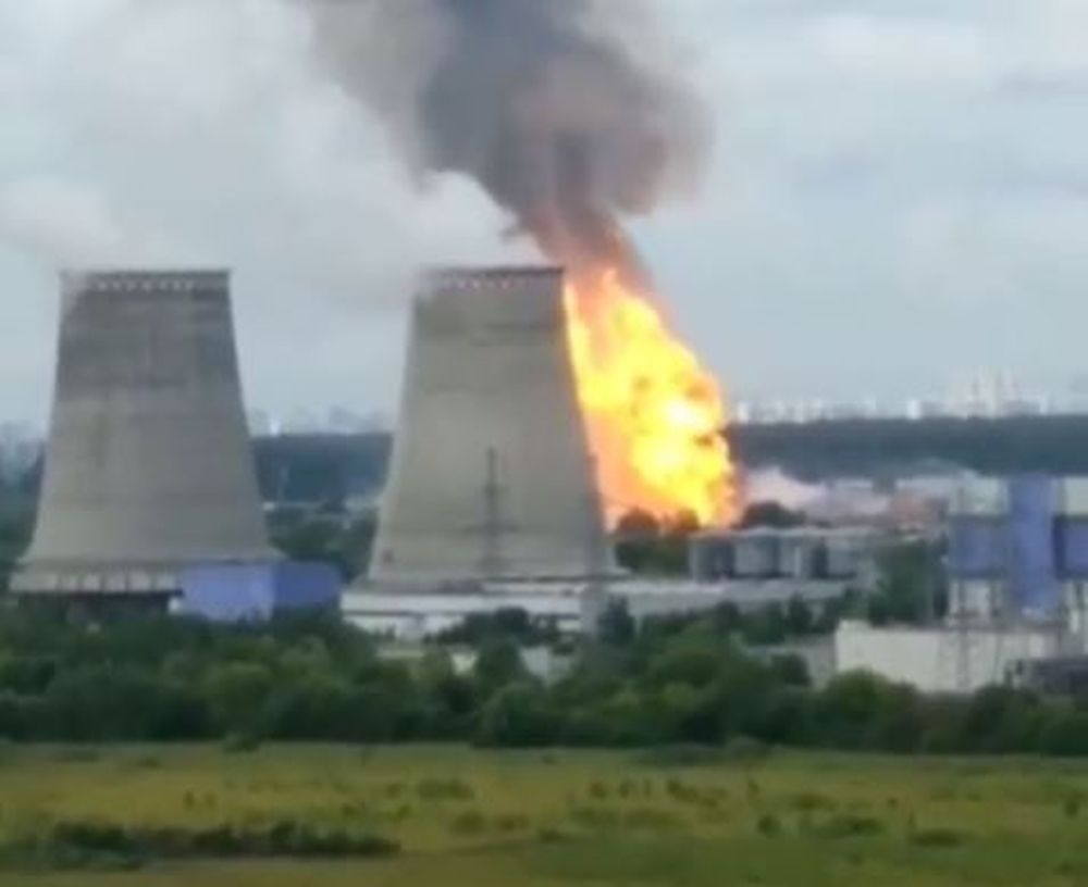 Les flammes ont atteint une cinquantaine de mètres de hauteur.