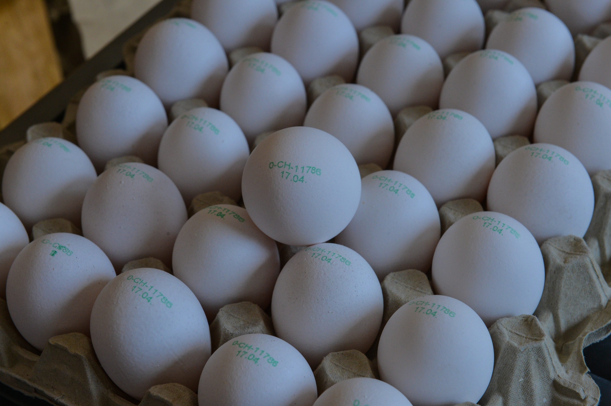 Le marché regorge d'œufs durant la période des vacances scolaires.