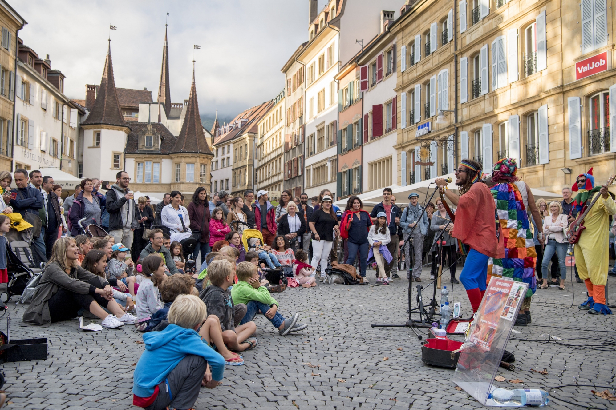 La place des Halles, au coeur de la zone piétonne est l'un des points de ralliement des amateurs du Buskers Festival de Neuchâtel, comme ici il y a deux ans.