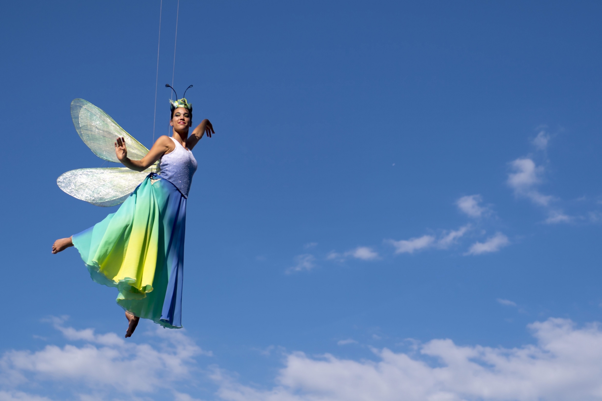 Le Neuchâteloise Emi Vauthey aligne les pirouettes et les acrobaties dans son costume de libellule, durant la Fête des vignerons, à Vevey.