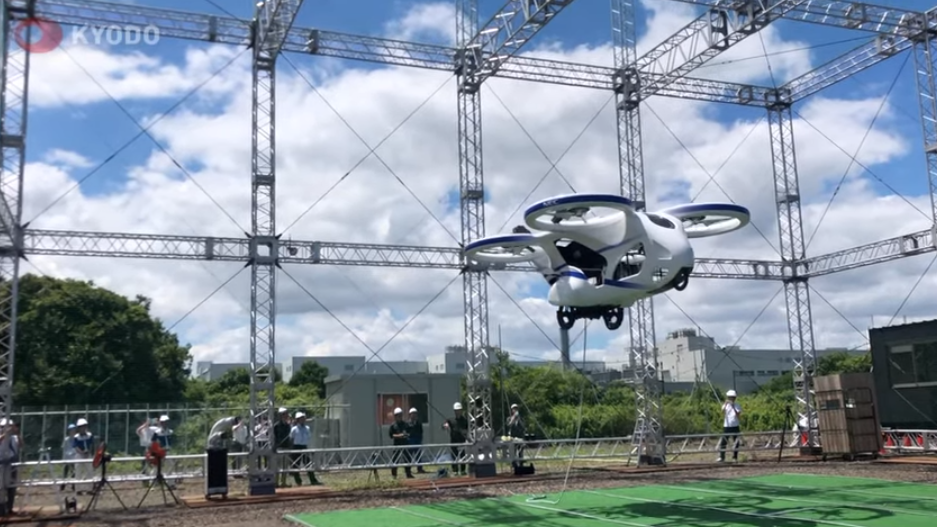 La voiture est restée une minute dans les airs. Un succès pour les constructeurs. 