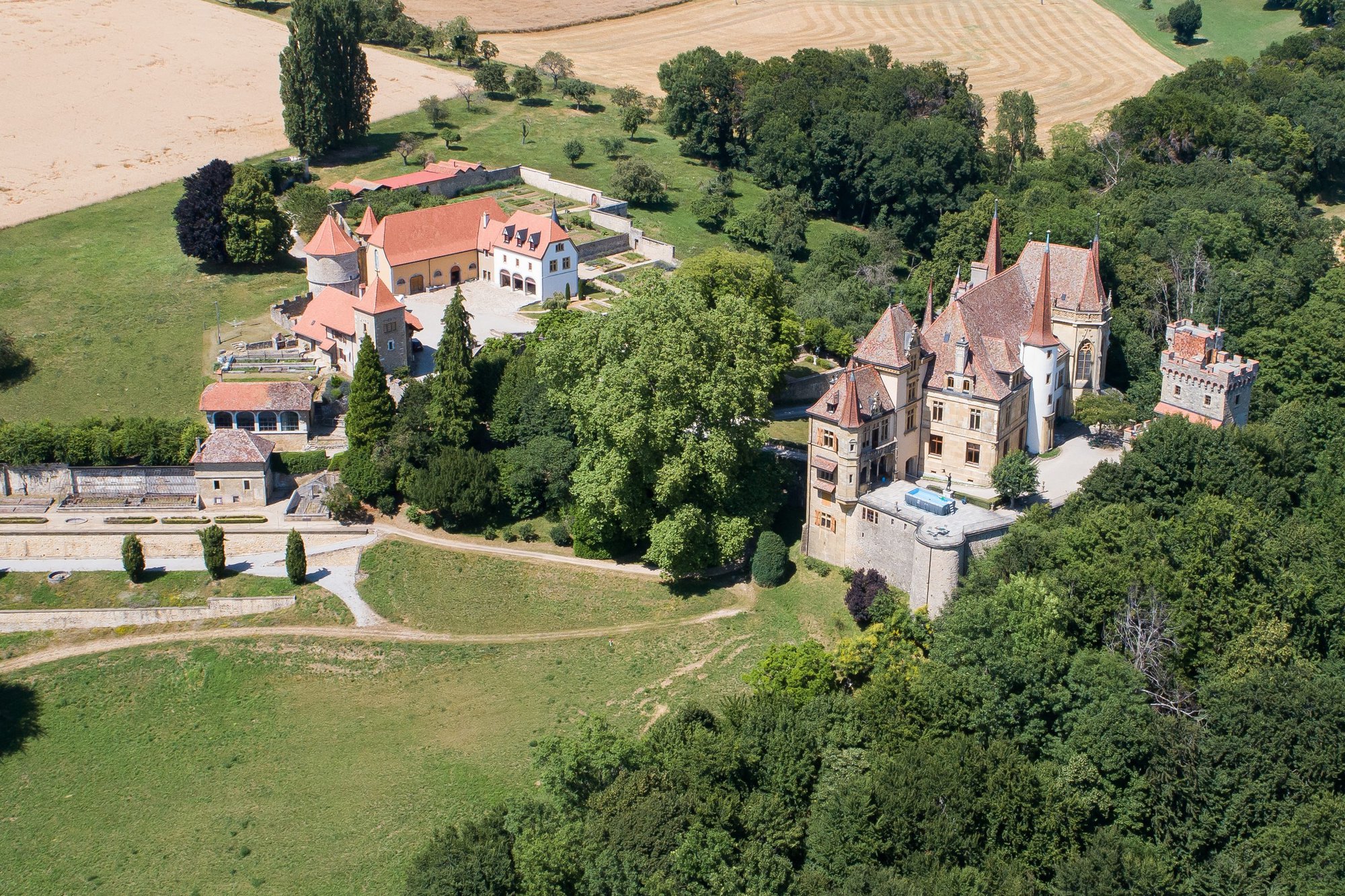 Vues au drone du Château de Gorgier.