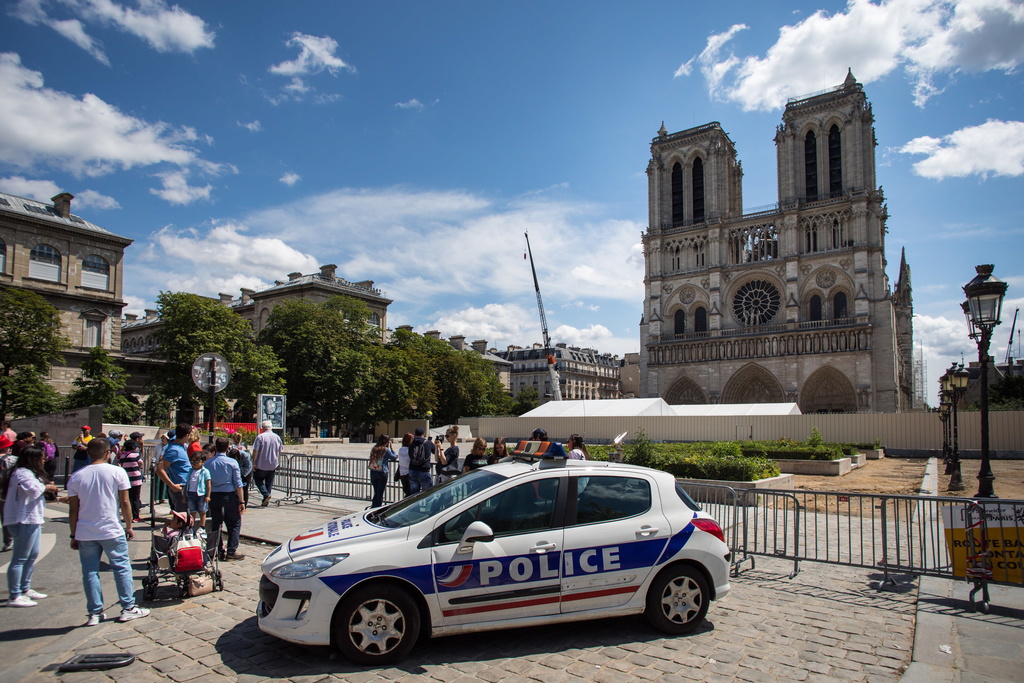 Une partie du parvis de la cathédrale Notre-Dame de Paris reste inaccessible, alors que des travaux d'assainissement ont commencé.