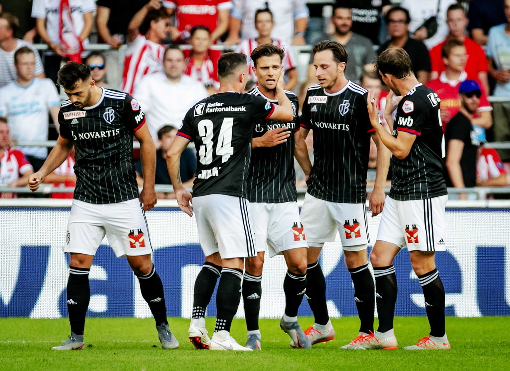 Les joueurs du FC Bâle se congratulent après leur deuxième but.