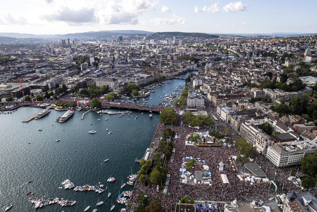 La Street Parade rassemble chaque année à Zurich d'immenses foules d'amateurs de musique techno. L'année passée, ils étaient plus d'un million.