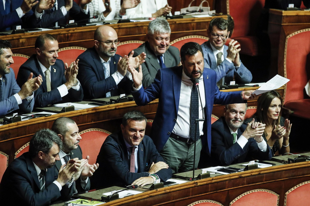 Tous les sénateurs ont été convoqués d'urgence par la présidente du Sénat Elisabetta Casellat.