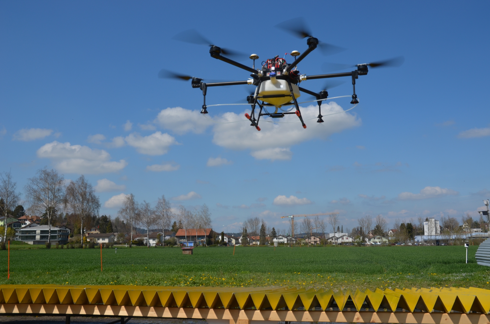 L'épandage par drones permet de voler de manière très précise à basse altitude au-dessus des cultures.