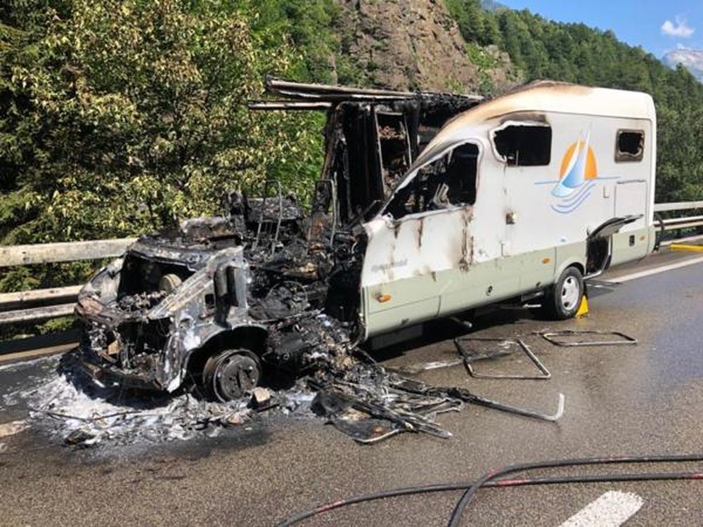 Un mobil-home a pris feu sur l'autoroute du Gothard mardi.