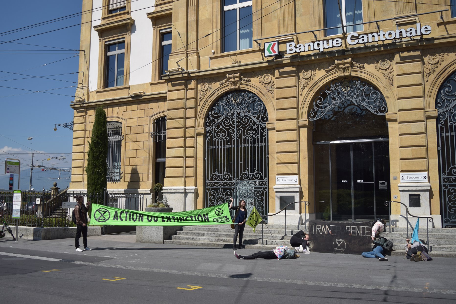 Le mouvement Extinction Rebellion a mené une action le 16 mai dernier à la Place Pury, à Neuchâtel: couchés devant la BCN, ses membres ont dénoncé les investissements bancaires nuisibles au climat.