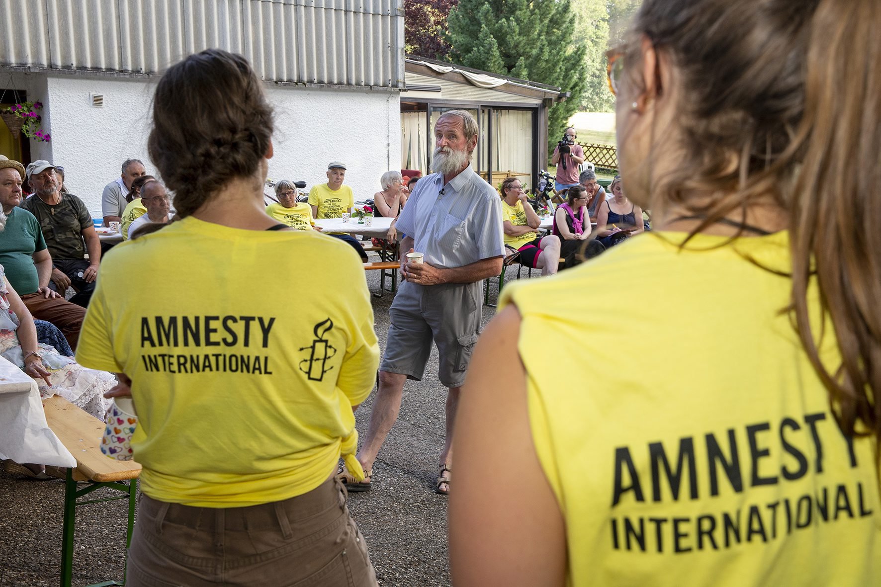 Le pasteur évangélique Norbert Valley, entouré de militants d'Amnesty International, mercredi soir aux Bulles 32b, à La Chaux-de-Fonds.