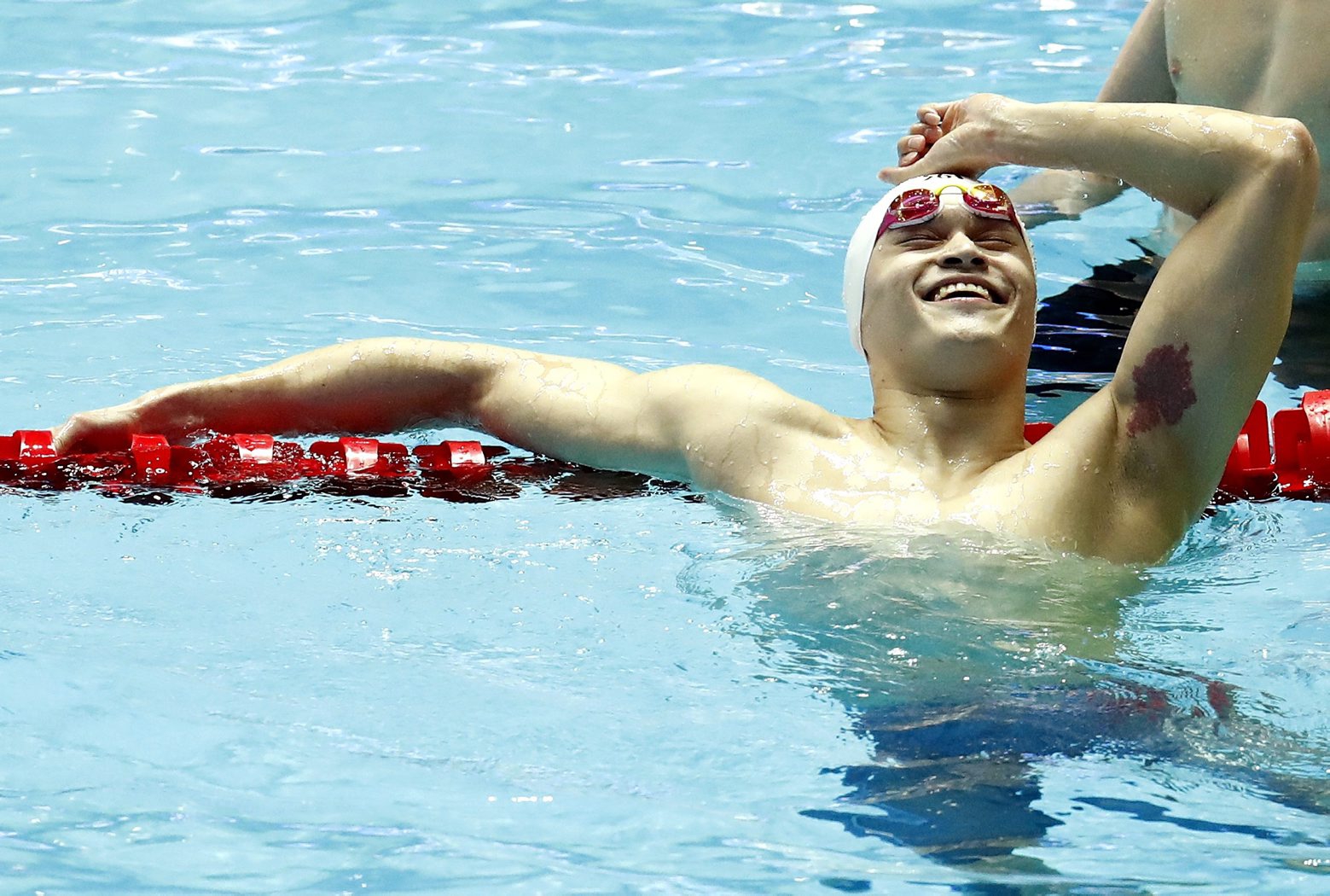 epa07735107 Sun Yang of China celebrates after winning men's 200m Freestyle final of the swimming competitions at the Gwangju 2019 Fina World Championships, Gwangju, South Korea, 23 July 2019.  EPA/JEON HEON-KYUN SOUTH KOREA SWIMMING FINA WORLD CHAMPIONSHIPS 2019
