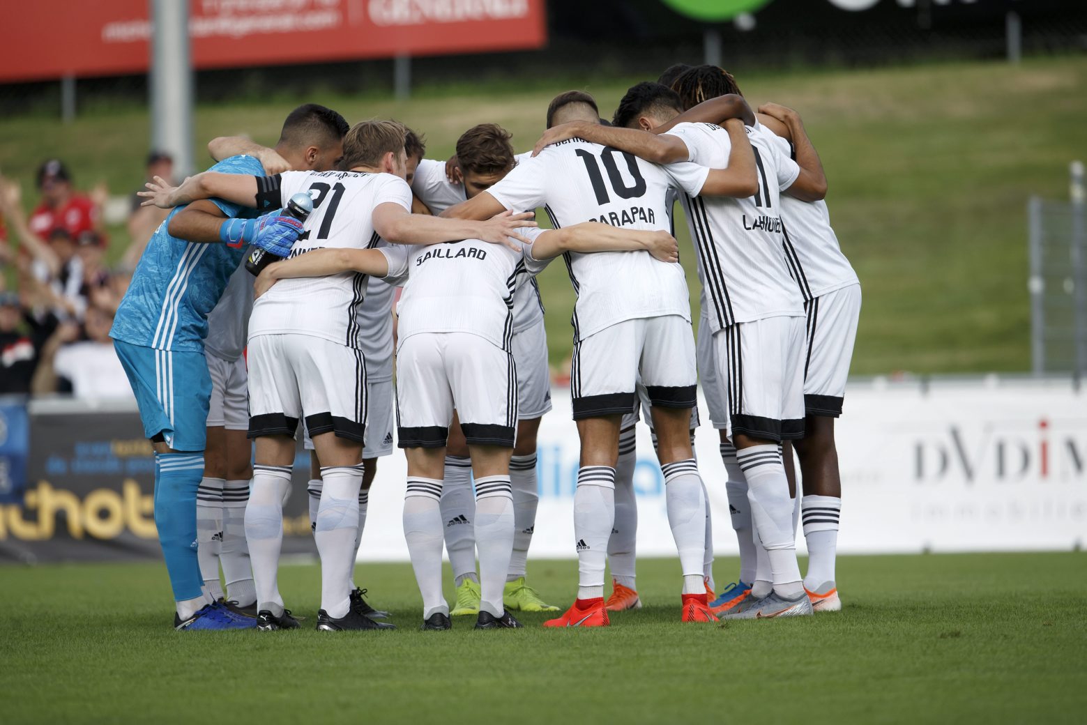 Stade-Lausanne-Ouchy's players gather around, prior the Challenge League soccer match of Swiss Championship between FC Stade-Lausanne-Ouchy and FC Winterthur, at the Stade de Coloveray stadium, in Nyon, Switzerland, Tuesday, July 30, 2019. (KEYSTONE/Salvatore Di Nolfi) SWITZERLAND SOCCER LAUSANNE OUCHY WINTERTHUR