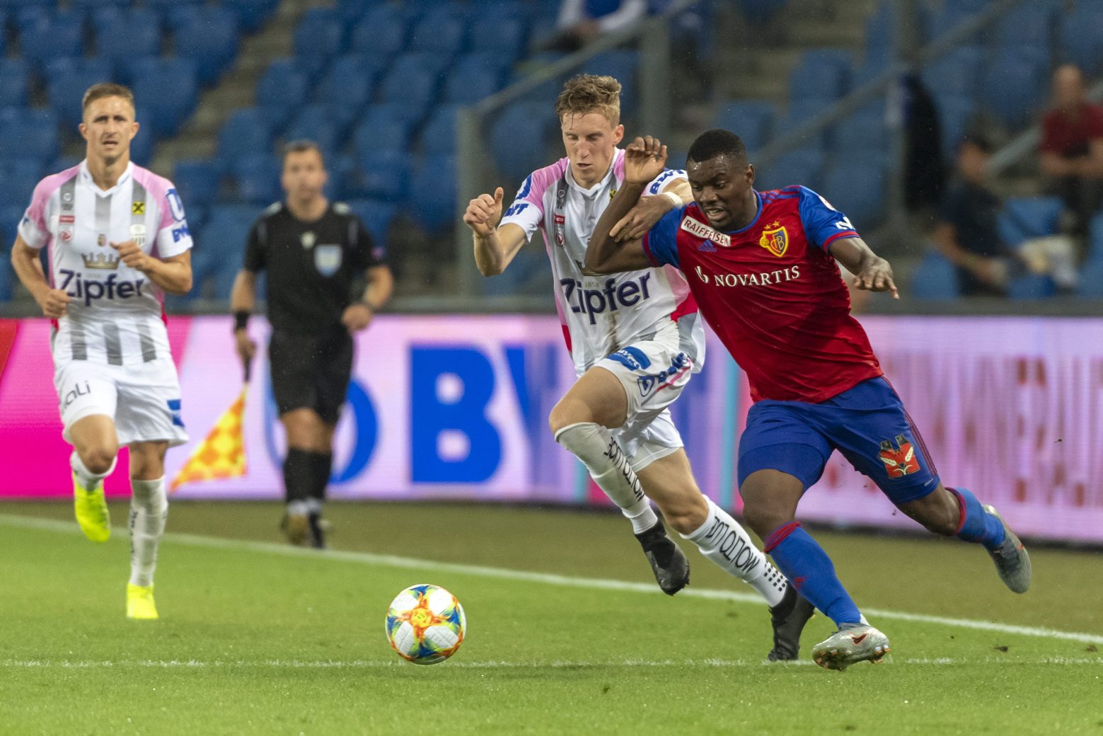 LASK's Philipp Wiesinger, left, fights for the ball against Basel's Afimico Pululu, right, during the UEFA Champions League third qualifying round first leg match between Switzerland's FC Basel 1893 and Austria's LASK in the St. Jakob-Park stadium in Basel, Switzerland, on Wednesday, August 7, 2019. (KEYSTONE/Georgios Kefalas) SWITZERLAND SOCCER CHAMPIONS LEAGUE QUALIFIER BASEL LASK