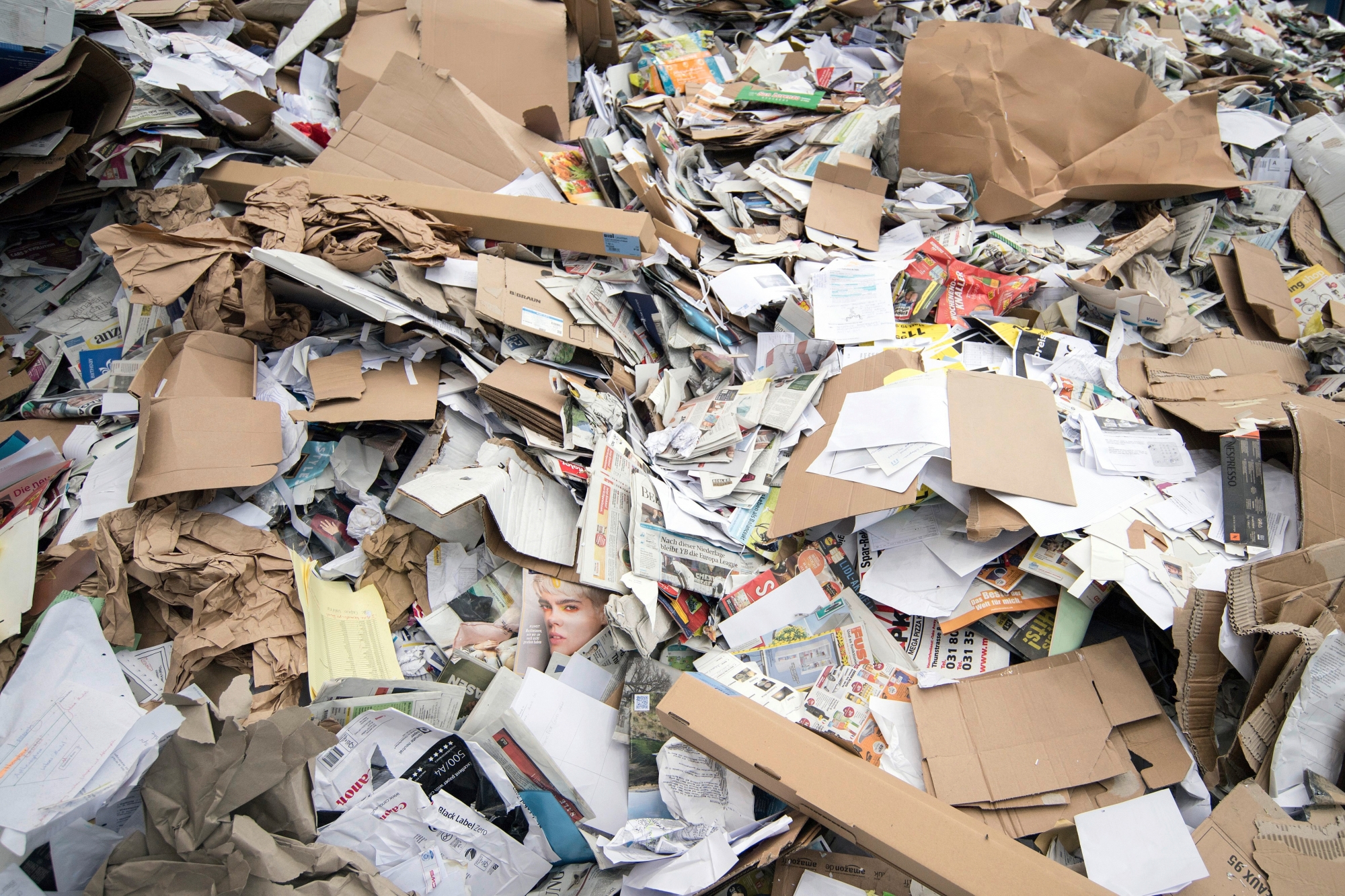 Sicht auf gesammeltes Karton-und Papier in einer Halle von Recycling-City, am Donnerstag, 7. September 2017, in Bern. In Recycling-City ist die groesset Altpapier-Sortieranlage und modernste Datenvernichtungsanlage der Schweiz in Betrieb genommen worden. (KEYSTONE/Peter Schneider) SCHWEIZ RECYCLING CITY ALTPAPIER