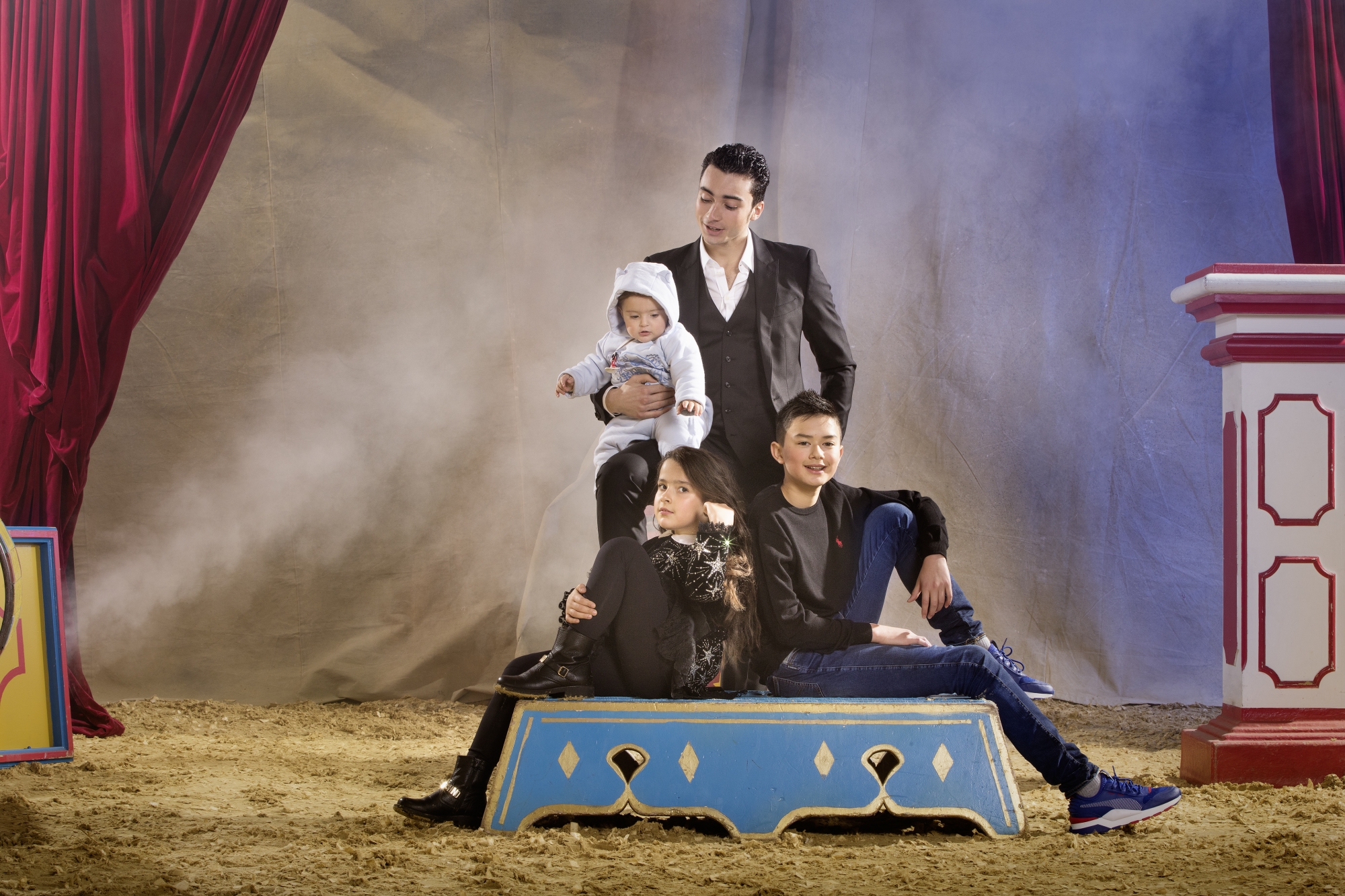 Avec Maycol Junior dans les bras de son grand frère Ivan Frédéric, leur sœur Chanel Marie et Chris Rui, c’est une nouvelle génération d’enfants de la balle qui perpétue la grande histoire du cirque Knie.