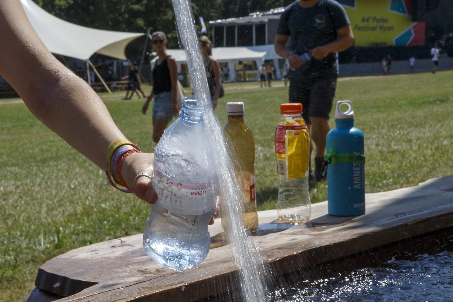 A festival goer refills her water bottle due to current heat wave, during the 44th edition of the Paleo Festival, in Nyon, Switzerland, Tuesday, July 23, 2019. The Paleo is a open-air music festival in the western part of Switzerland with about 230'000 spectators in six days and will take place from 23rd to 28th July. (KEYSTONE/Salvatore Di Nolfi) SWITZERLAND PALEO FESTIVAL