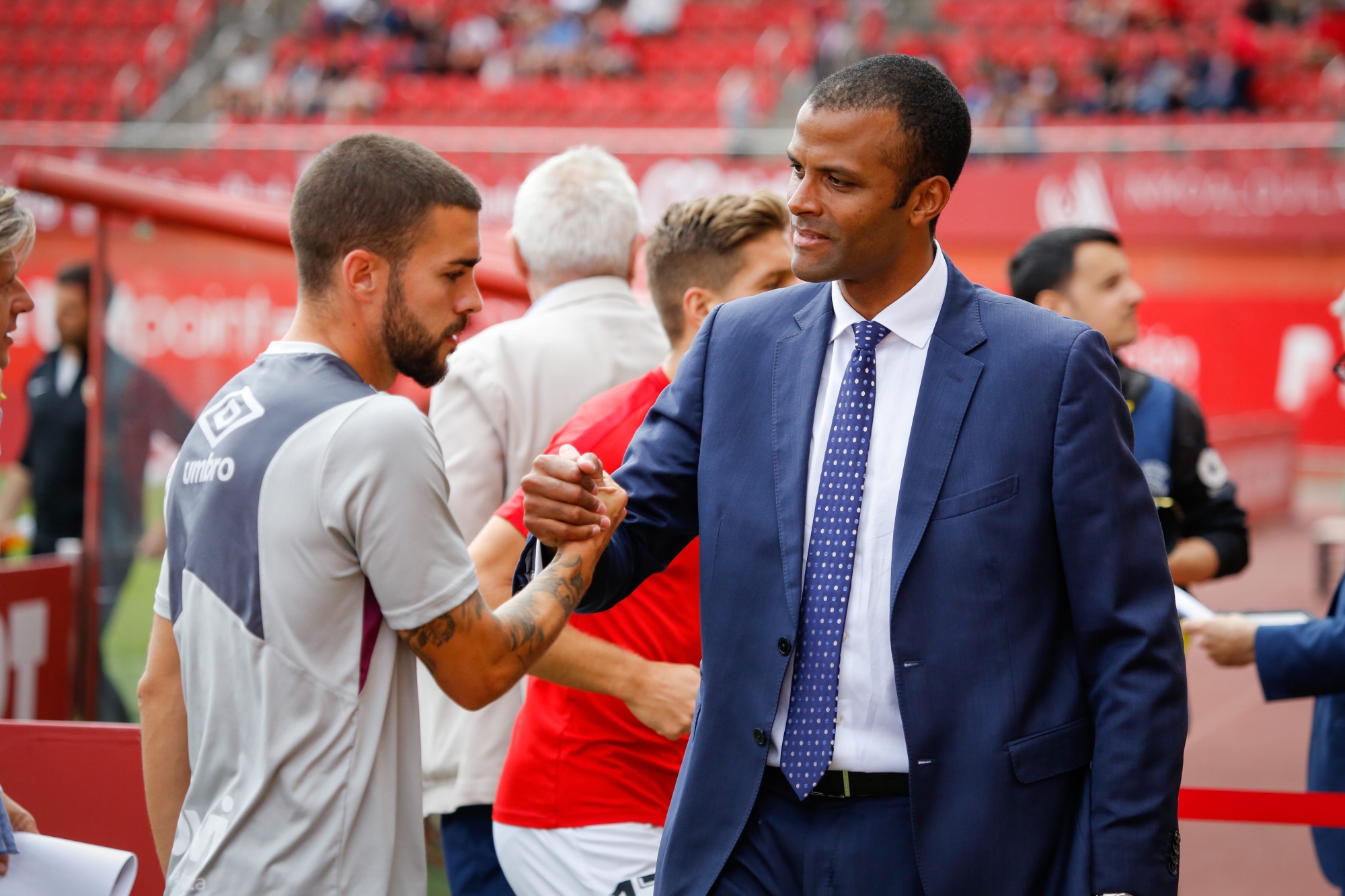 Maheta Molango (à droite) salue et félicite Dani Rodriguez, joueur de Majorque et artisan du retour en Liga.