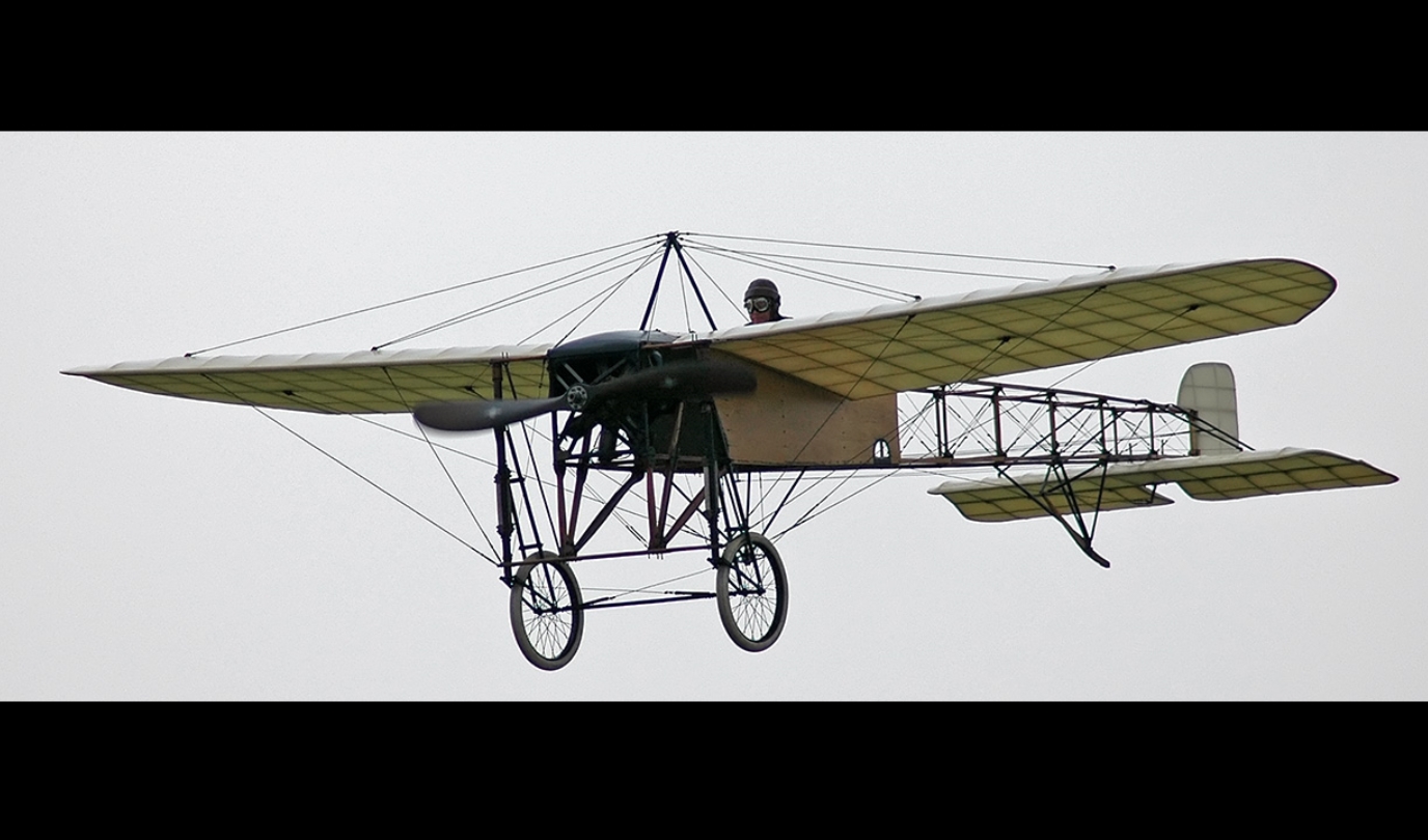 Le 25 juillet 1909, le constructeur et aviateur français Louis Blériot, parti de Calais, atterrit à Douvres après 37 minutes de vol à bord du "Blériot XI".