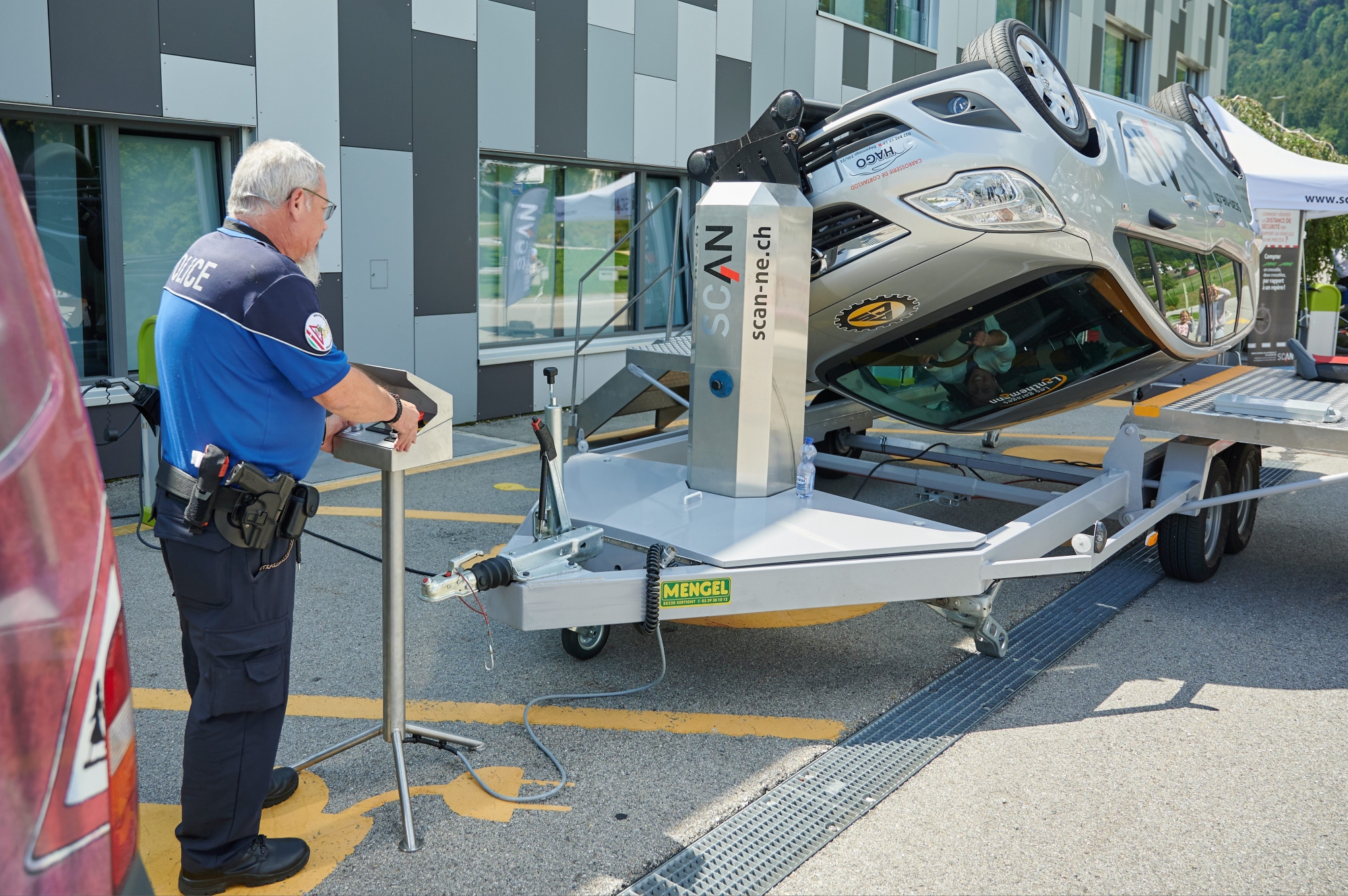 Le simulateur de tonneaux fait vivre un accident de voiture en toute sécurité et démontre avant tout l'efficacité de la ceinture de sécurité.
