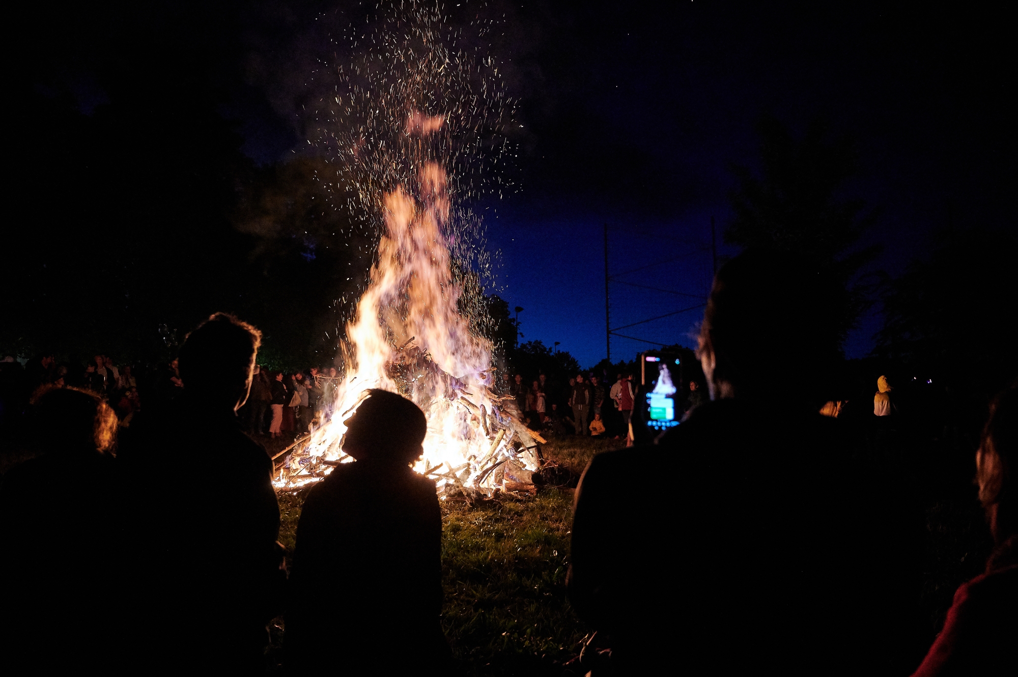 Nombreux étaient les badauds à s'extasier du bûcher lors des festivités du 1er Août à La Chaux-de-Fonds.