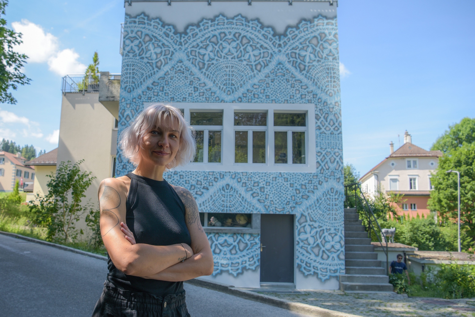 La dentelle murale de NeSpoon a embelli la maison de la costumière locloise Janick Nardin.